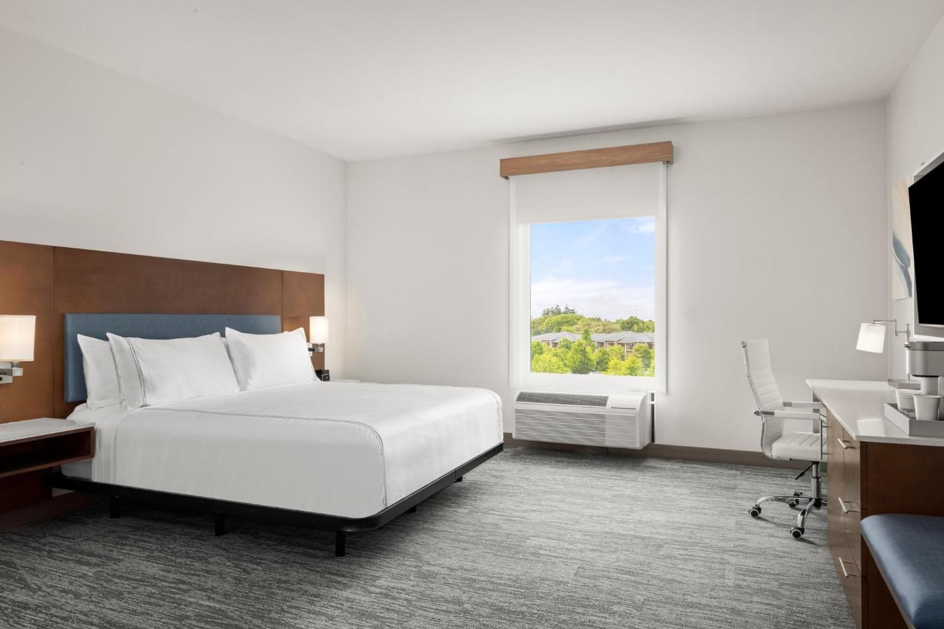 EVEN Hotel Portland - Beaverton By IHG King Room with Hearing Accessible Roll In Shower - Non-Smoking