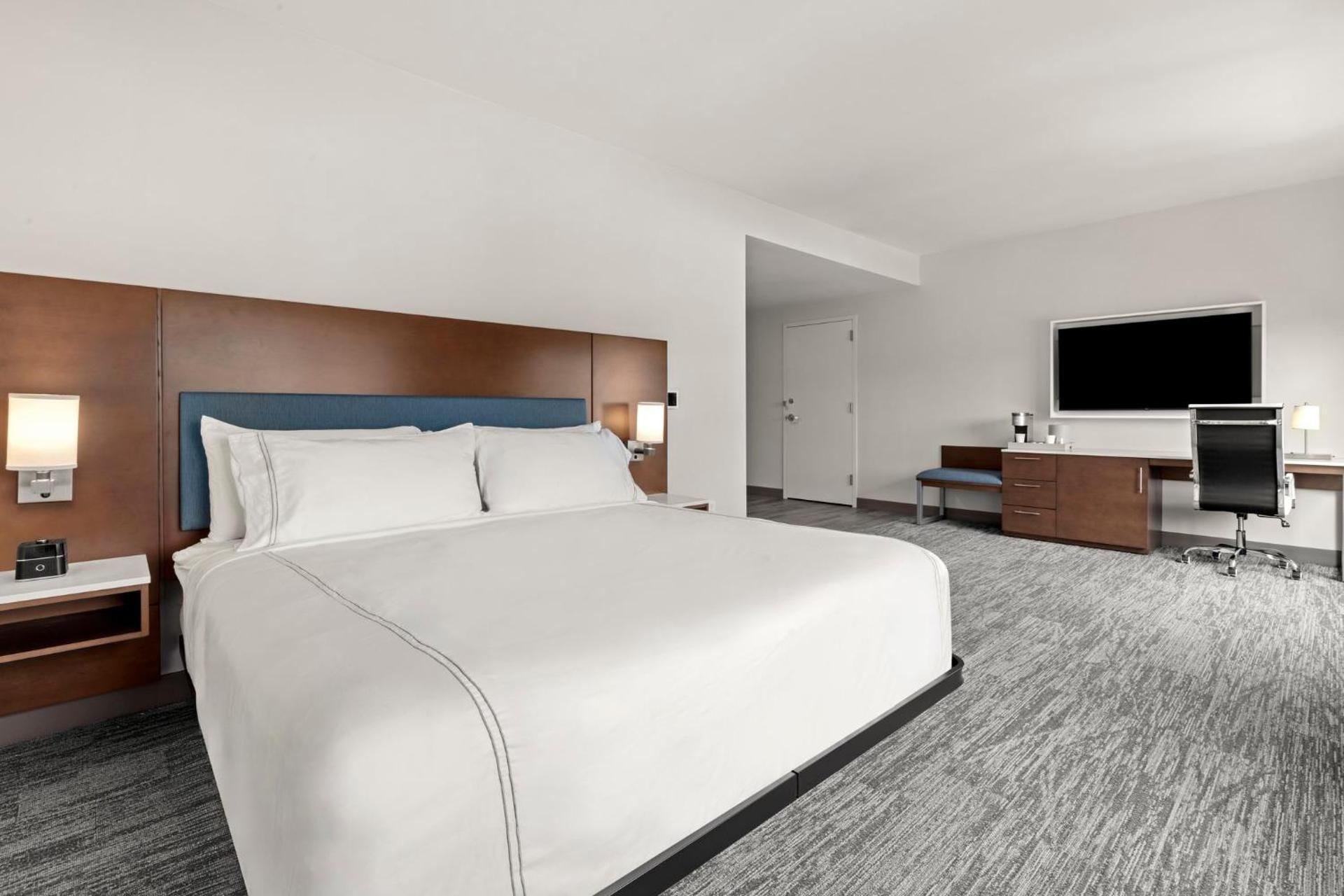 EVEN Hotel Portland - Beaverton By IHG King Room with Hearing Accessible Roll In Shower - Non-Smoking 2