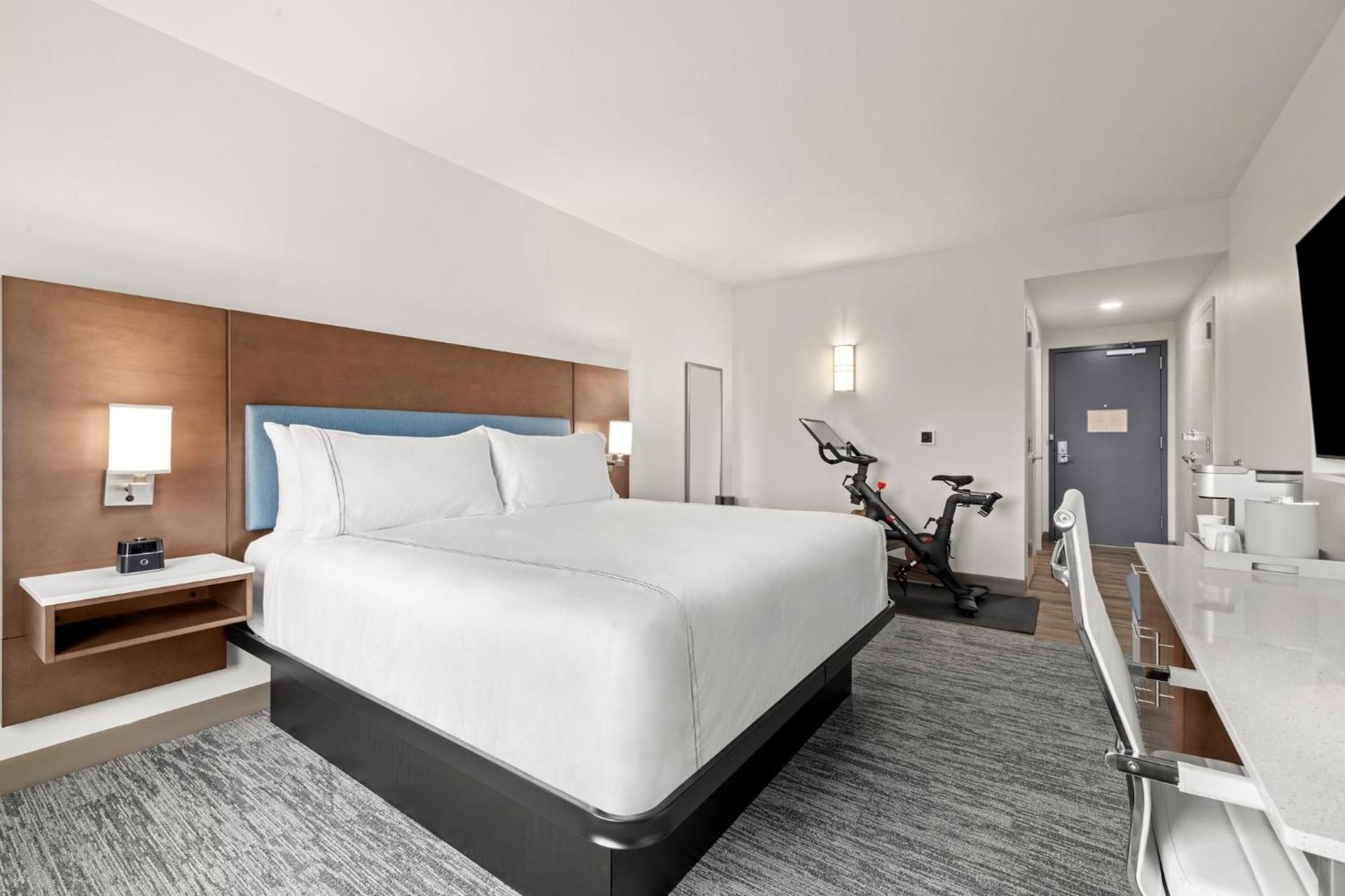 Premium King Room with Trainer and Spin Bike - Communications Accessible