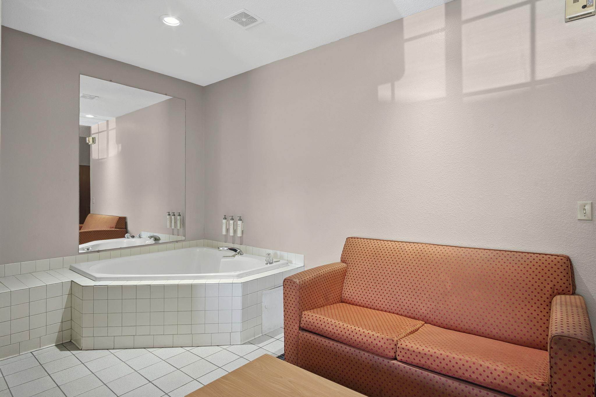 Accessible Jetted Tub Suite