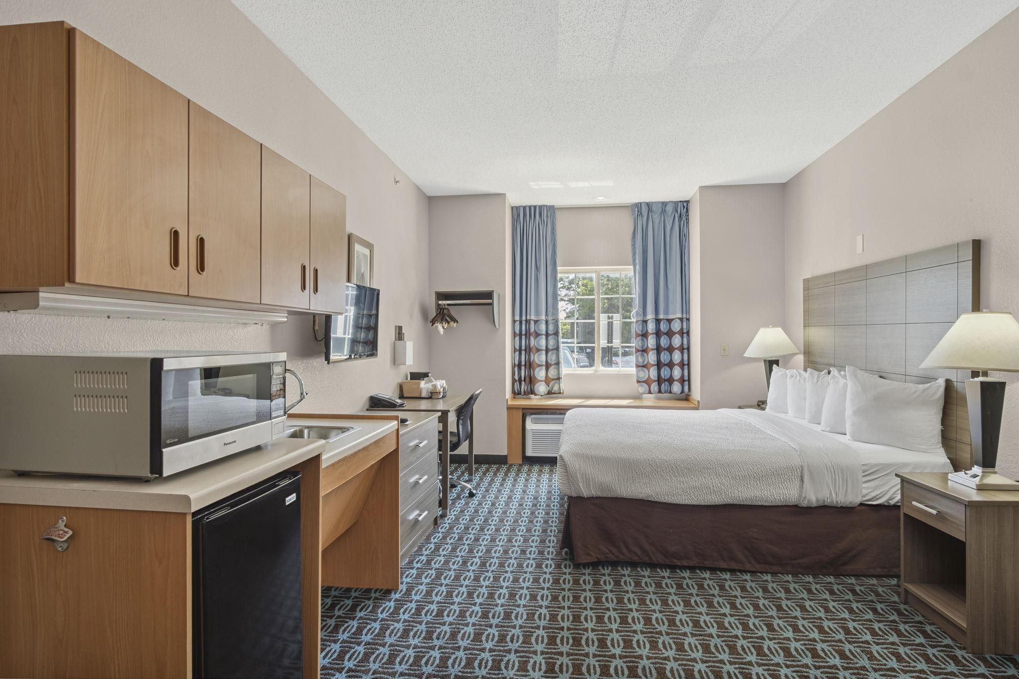 Accessible Jetted Tub Suite