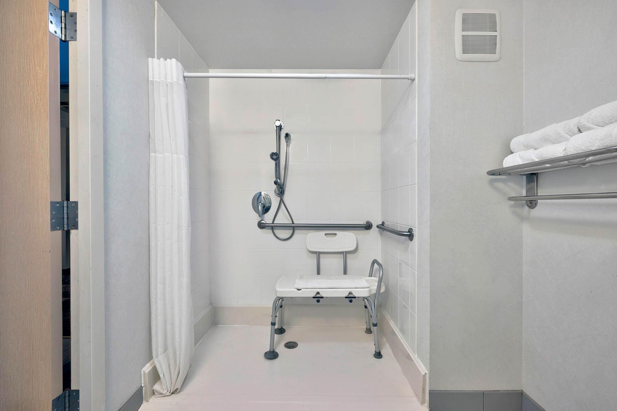 Motel 6 Marble Falls, TX 1 Queen Bed | Mob Acc RI Shwr Nsmk Micfridg 3