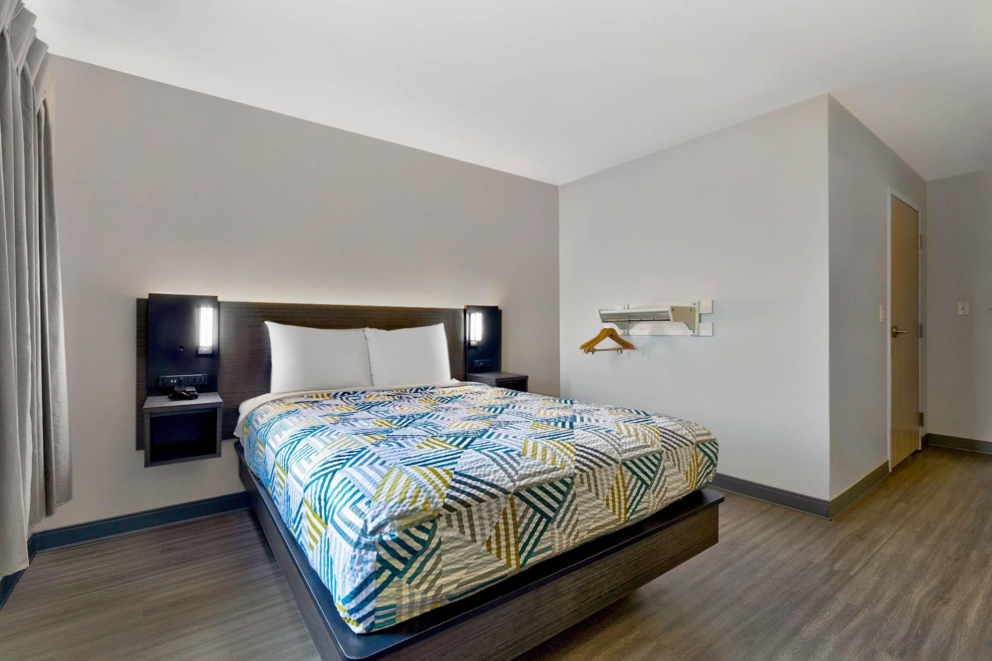 Motel 6 Marble Falls, TX 1 Queen Bed | Mob Acc RI Shwr Nsmk Micfridg 2