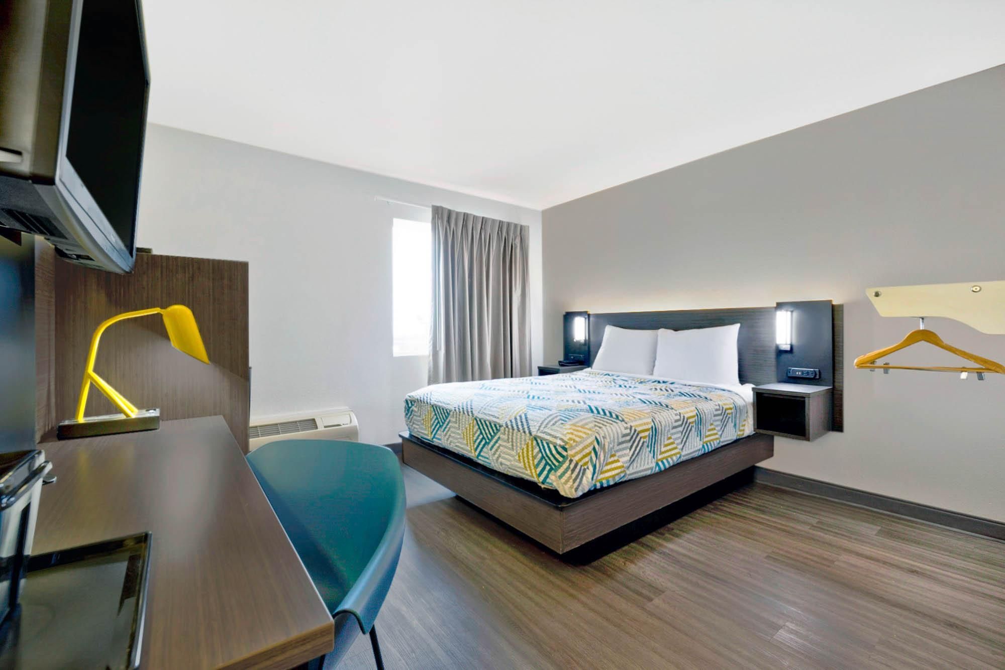 Motel 6 Marble Falls, TX 1 Queen Bed | Mob Acc RI Shwr Nsmk Micfridg