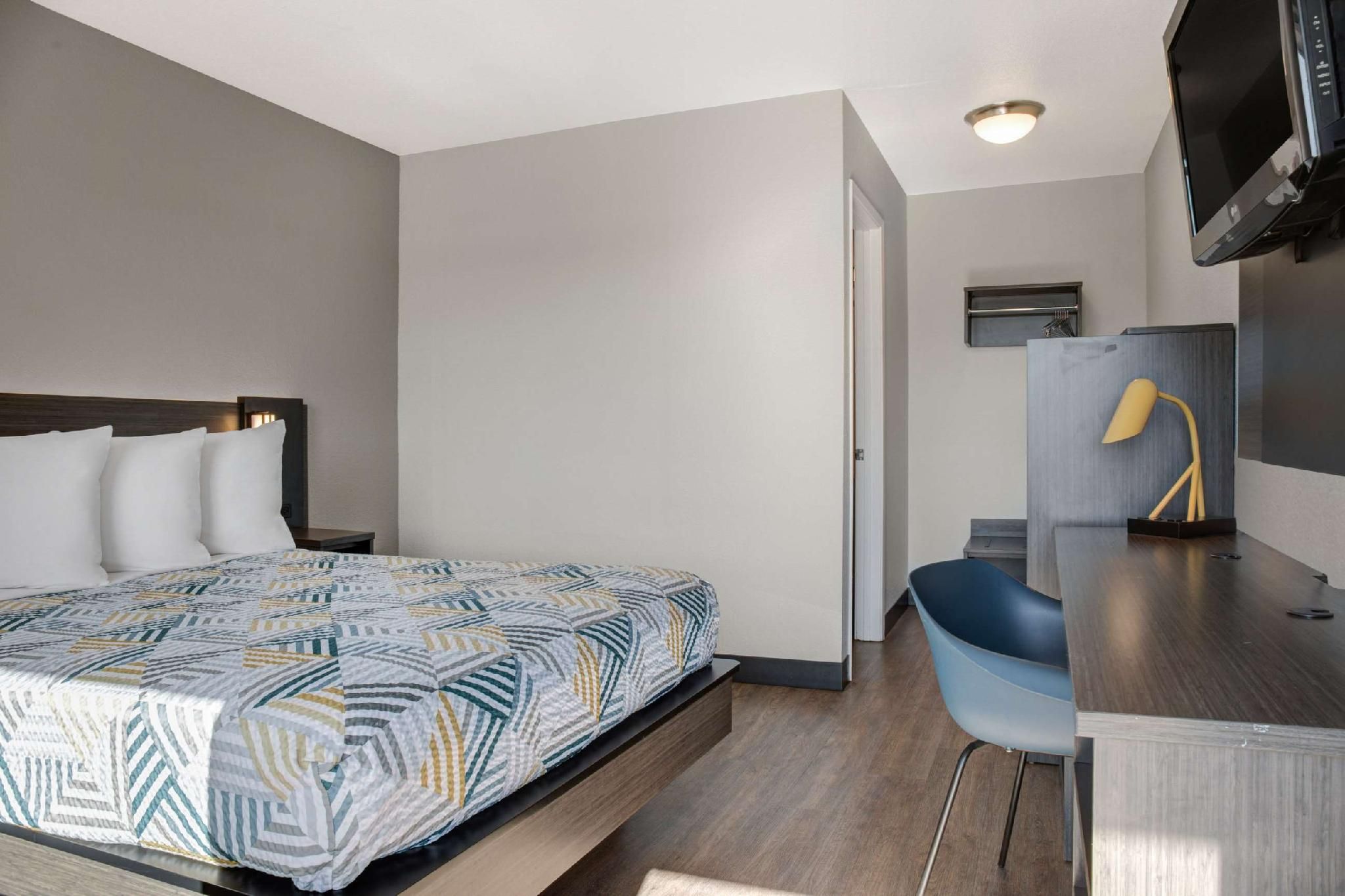 Motel 6 Carson City, NV 1 Queen Bed | Non-Smoking, Micfridge 2