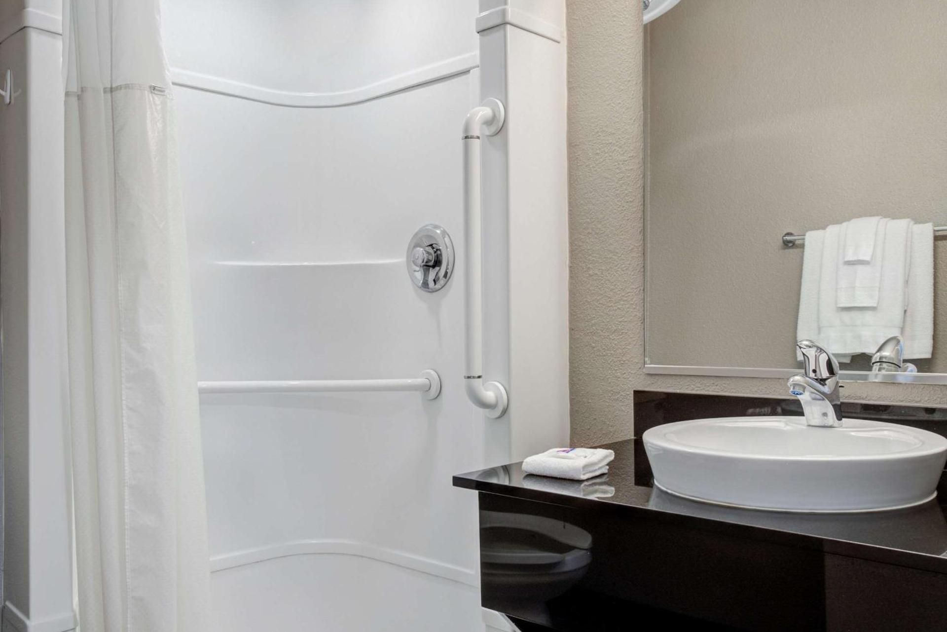 Motel 6 Carson City, NV Deluxe Quadruple Room - Non-Smoking 3