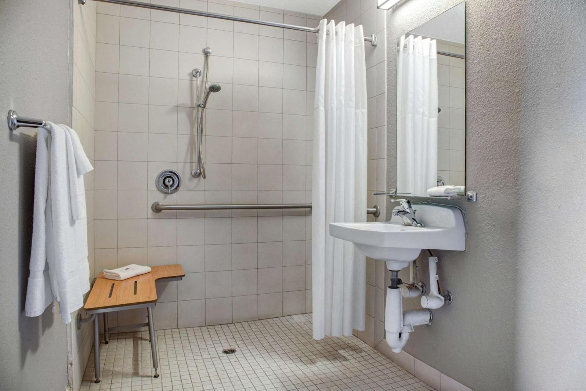Double Room - Disability Access - Roll In Shower
