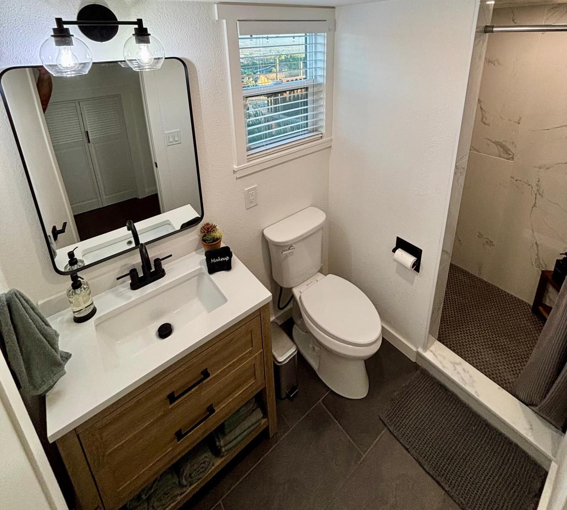 Deluxe Queen Suite