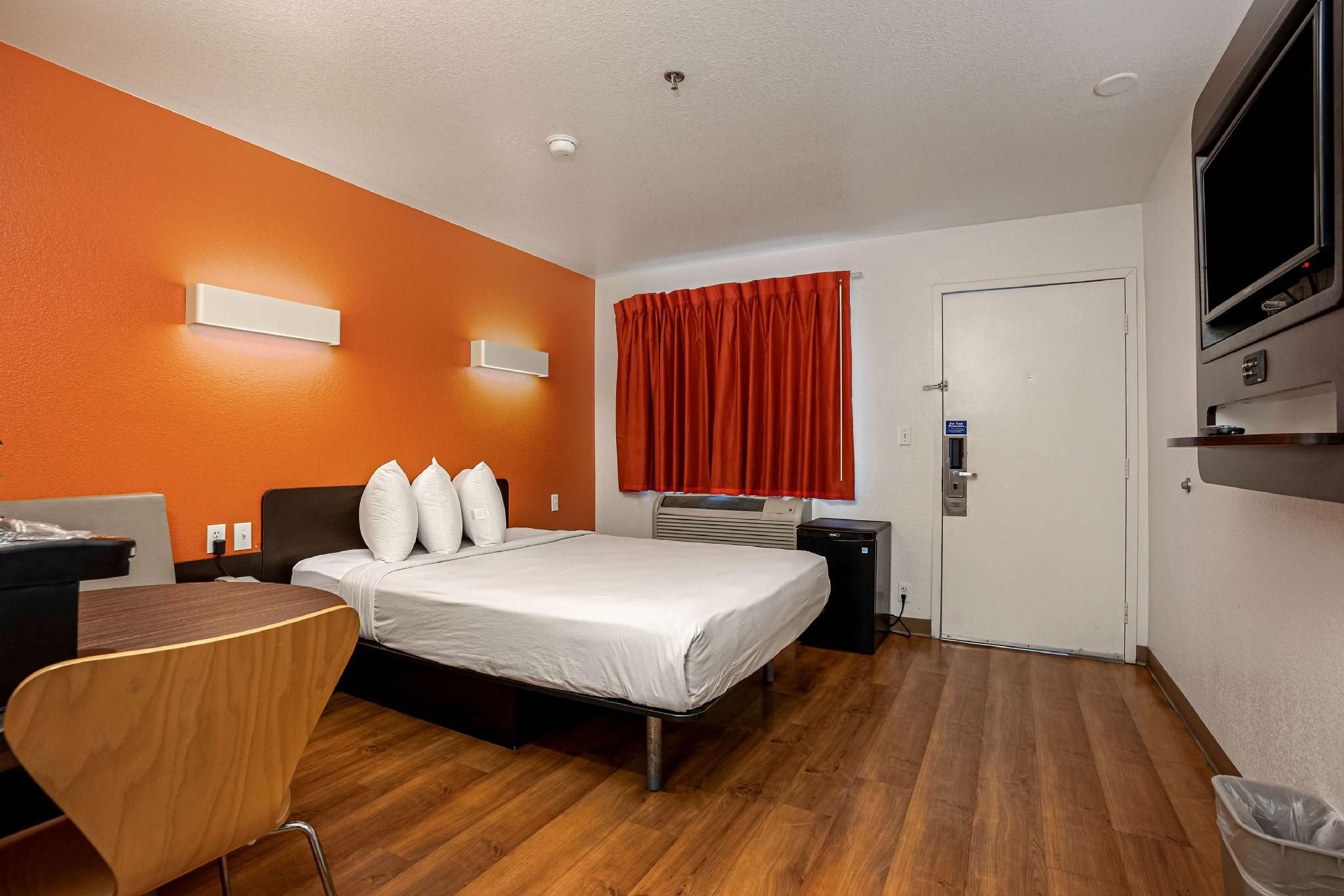 Motel 6 Temecula, CA - Historic Old Town 1 Queen Bed | Premium, Mini Fridge 2