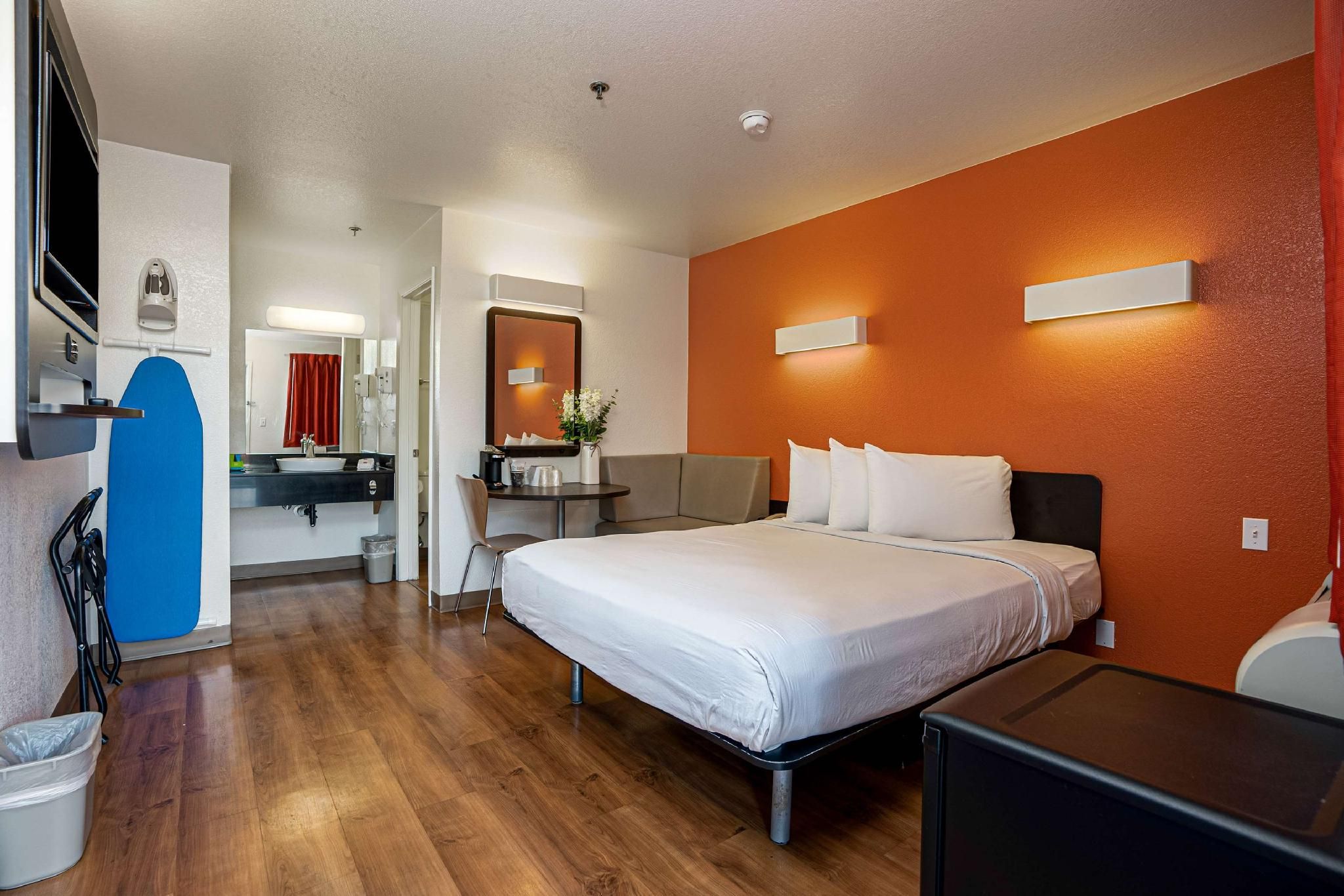 1 Queen Bed |