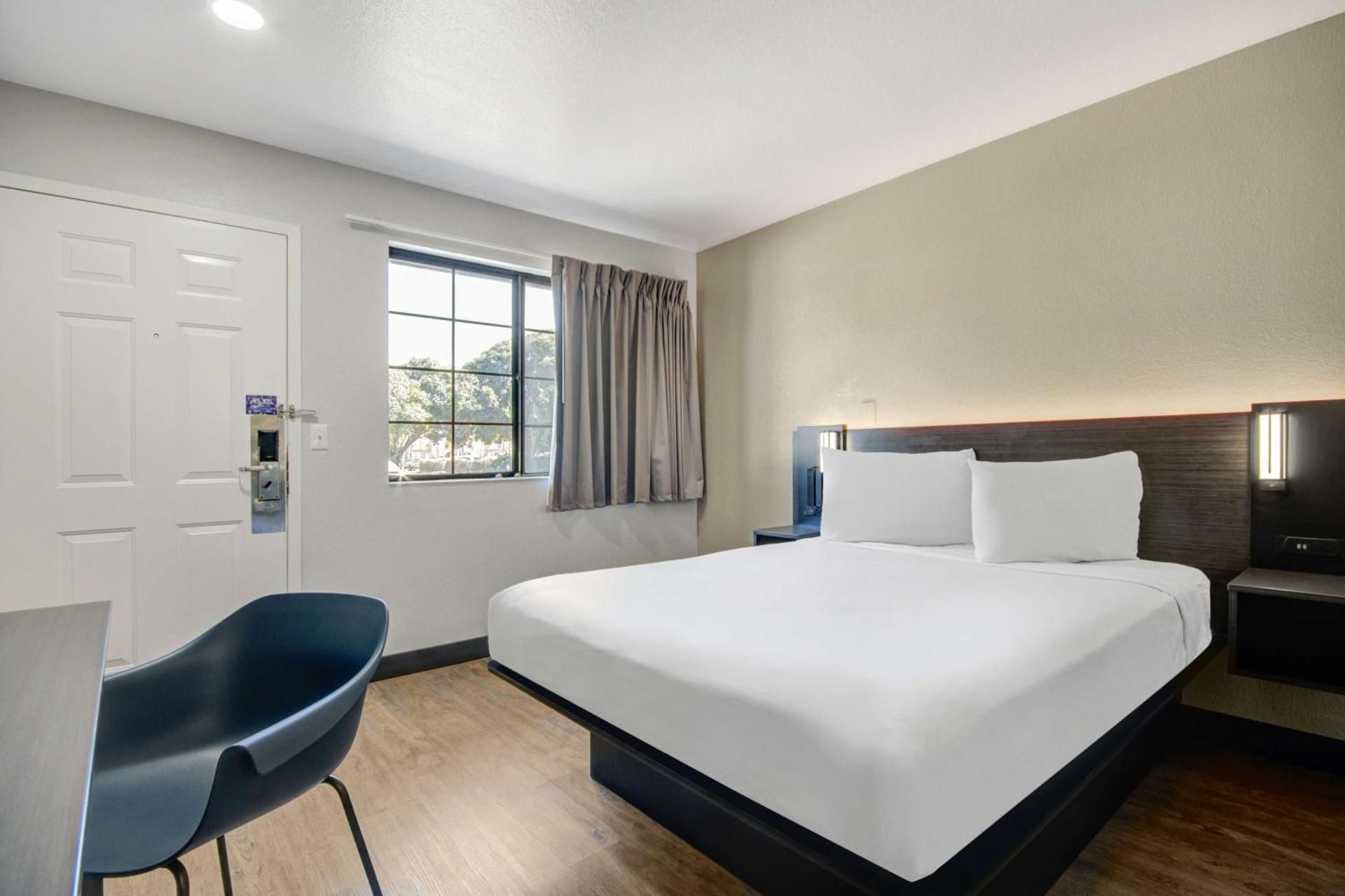 Motel 6 Lompoc, CA Queen Room 2