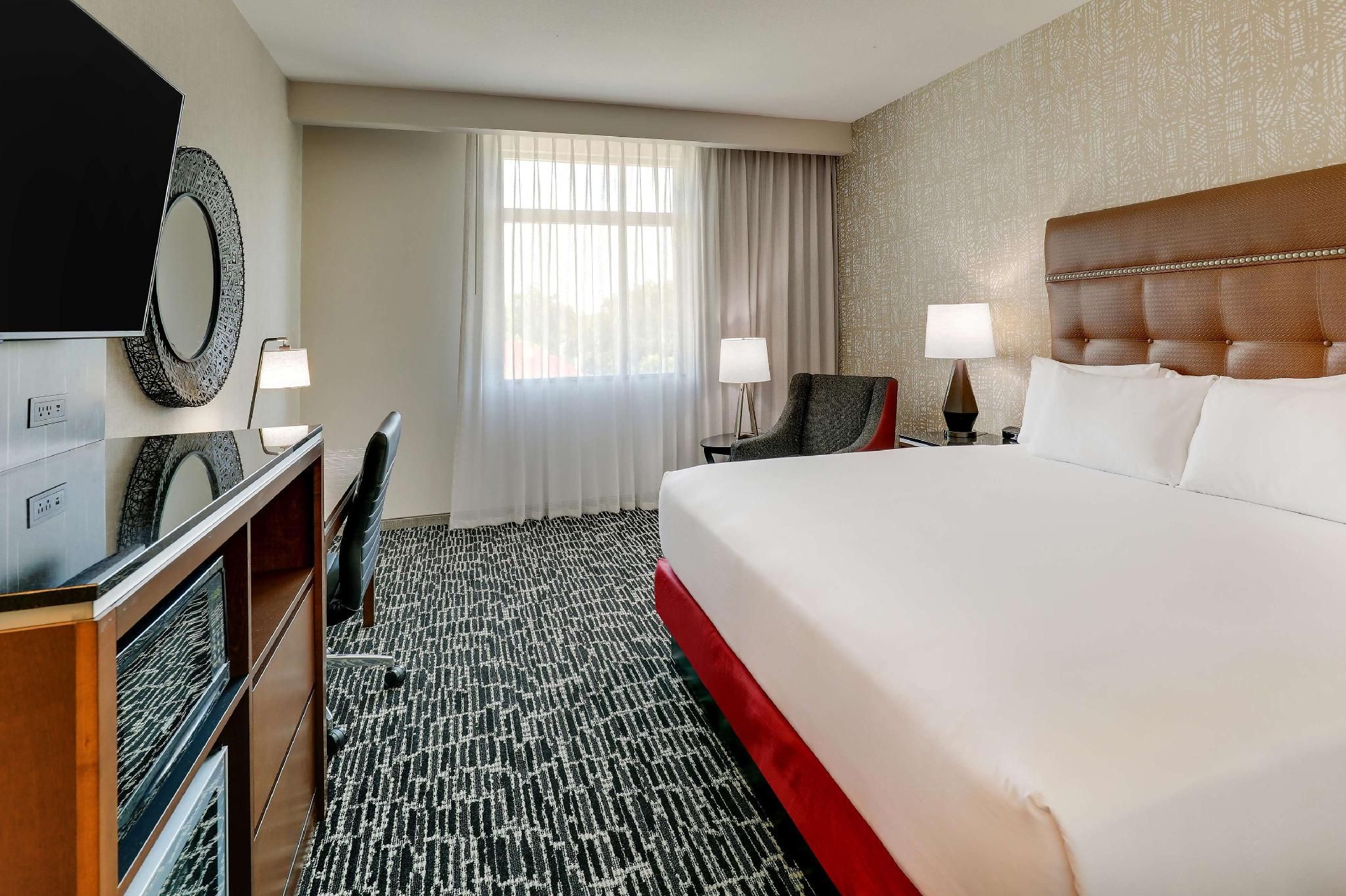 Deluxe King Room - Hearing Accessible, Tub