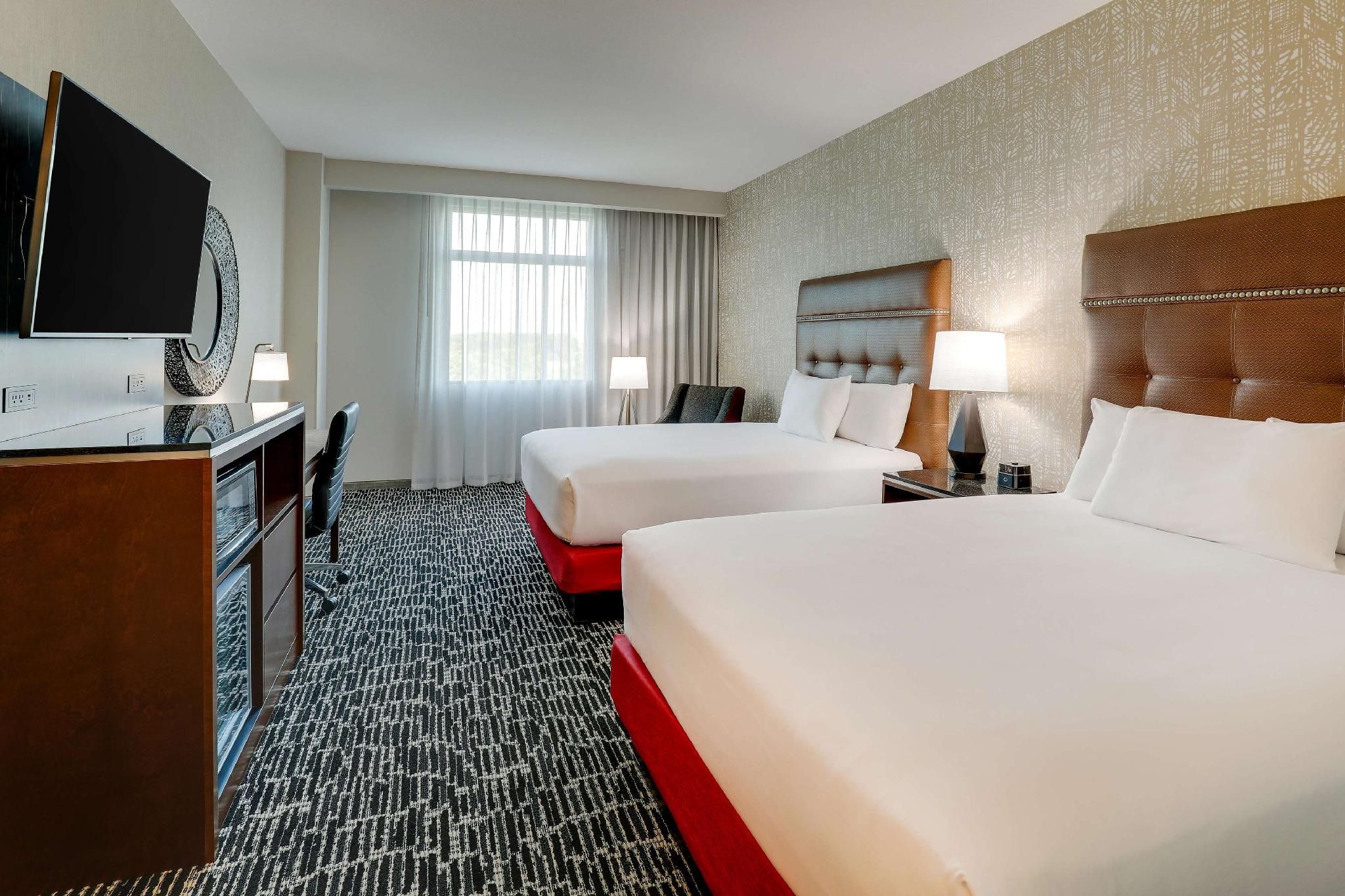 Deluxe Queen Room with Two Queen Beds - Hearing Accessible, Tub