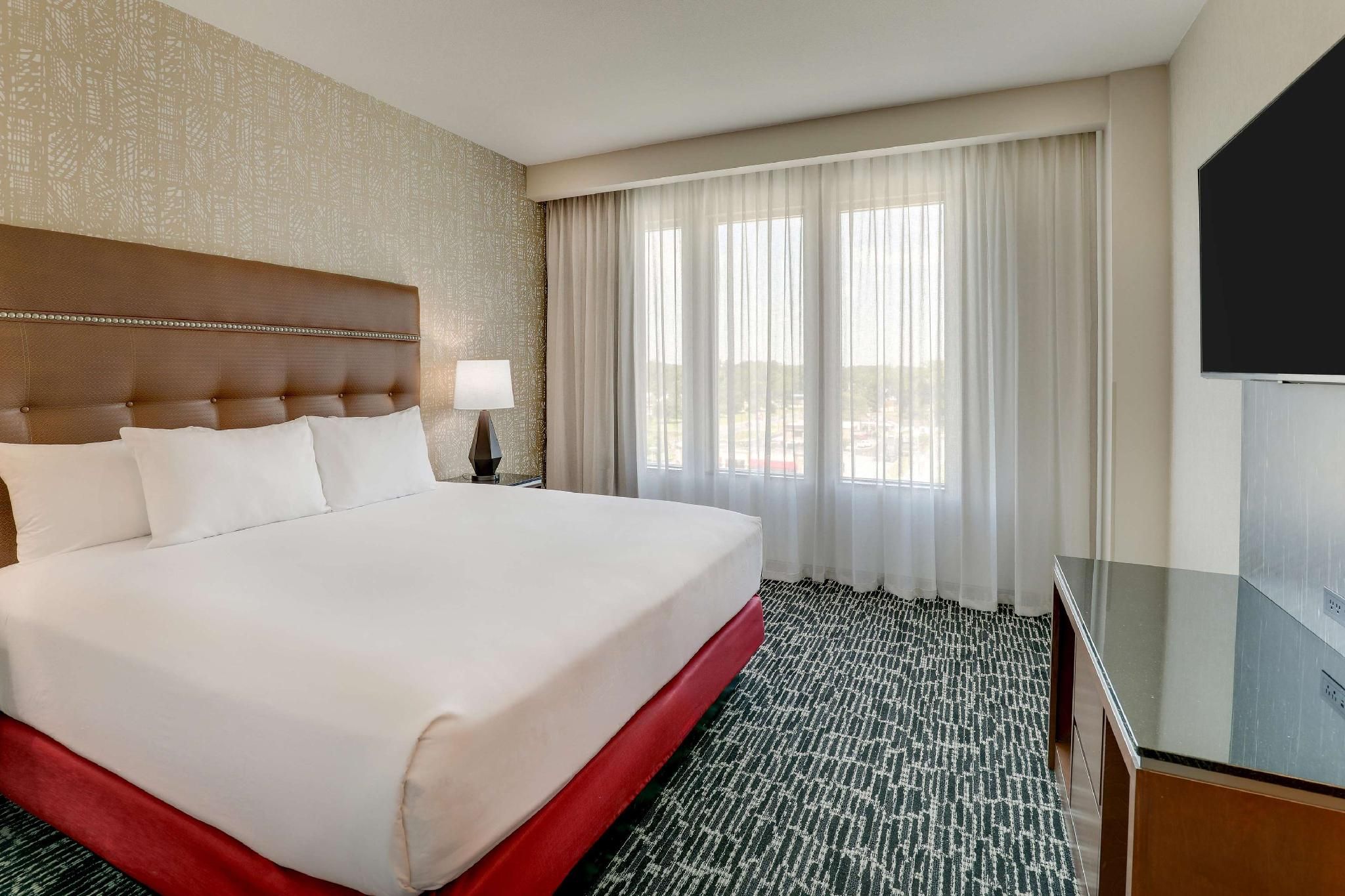 King Suite with Sofa Bed - Hearing Accessible