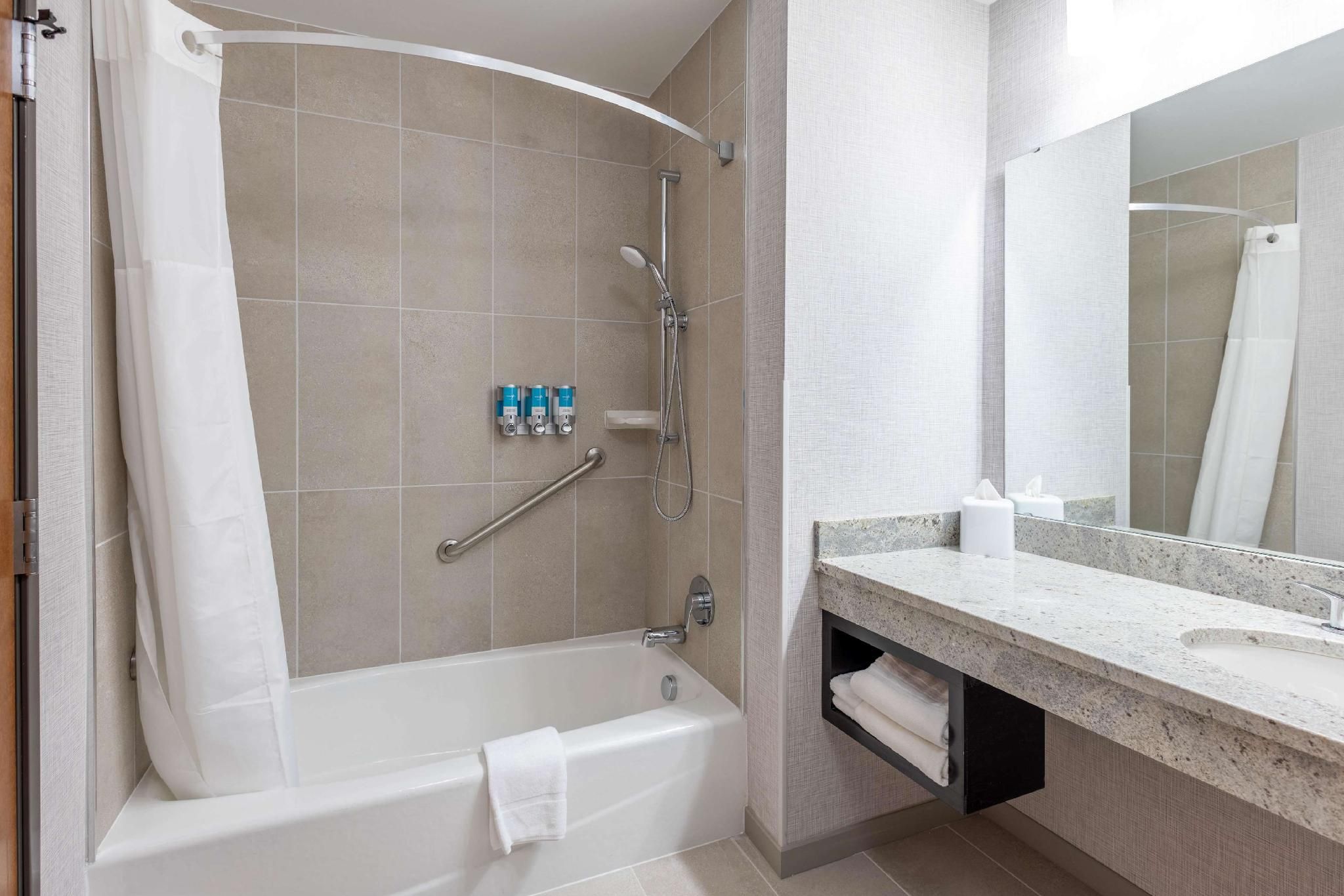 Deluxe Queen Room with Two Queen Beds - Hearing Accessible, Tub