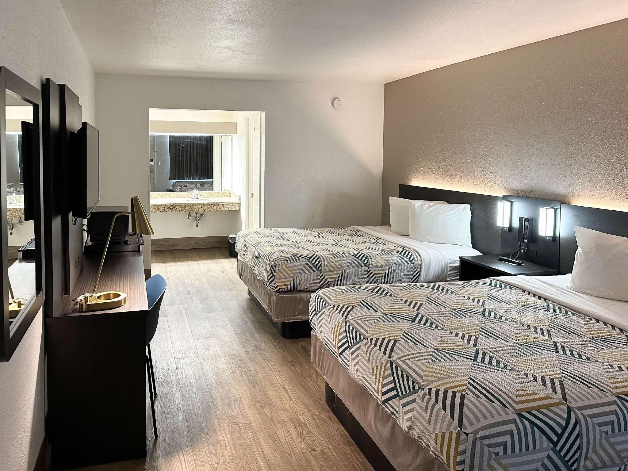2 QUEEN BEDS | SMOKING