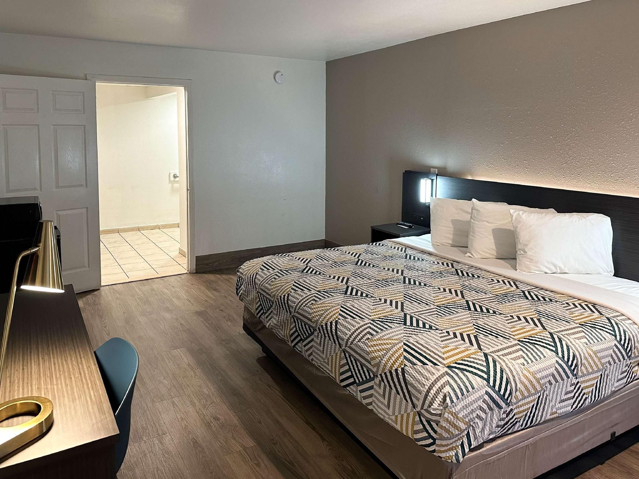 1 King Bed | Non-Smoking
