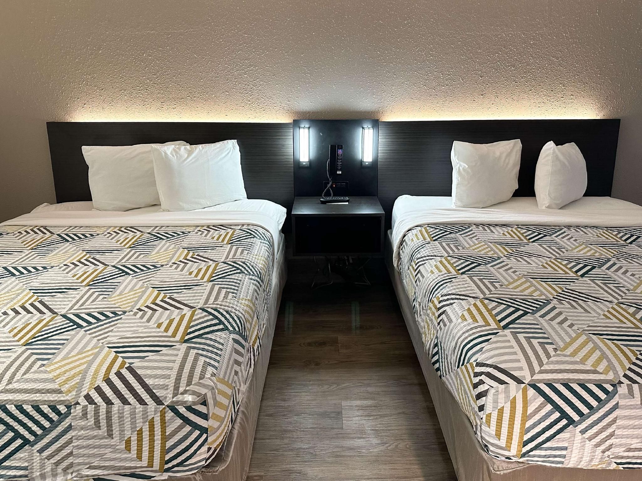 2 QUEEN BEDS | SMOKING