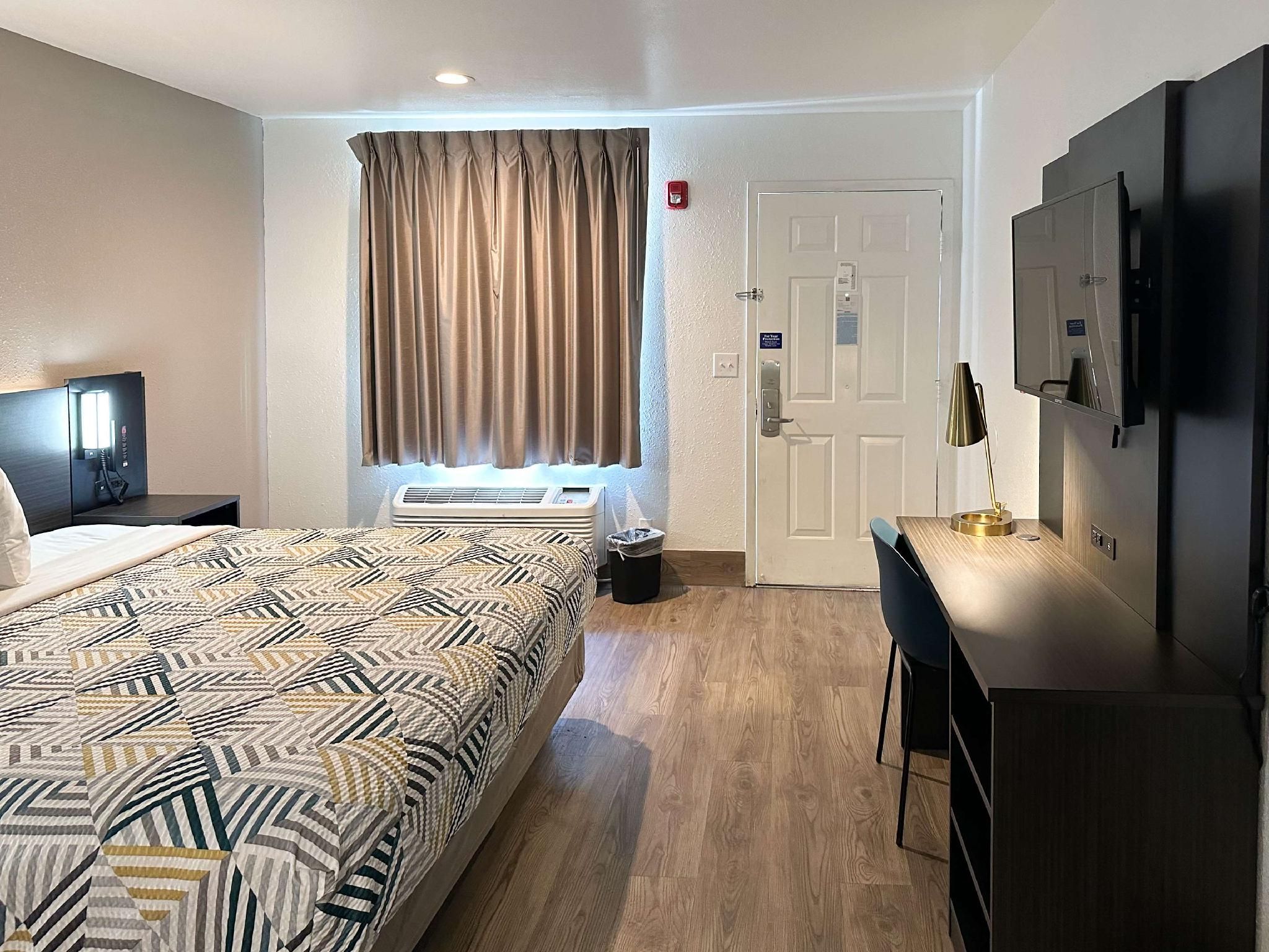 1 King Bed | Non-Smoking