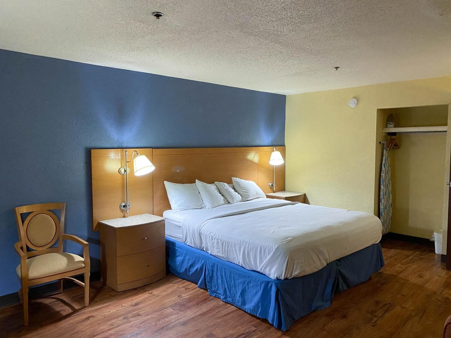 1 King Bed | Suite, Non-Smoking, Micfridge