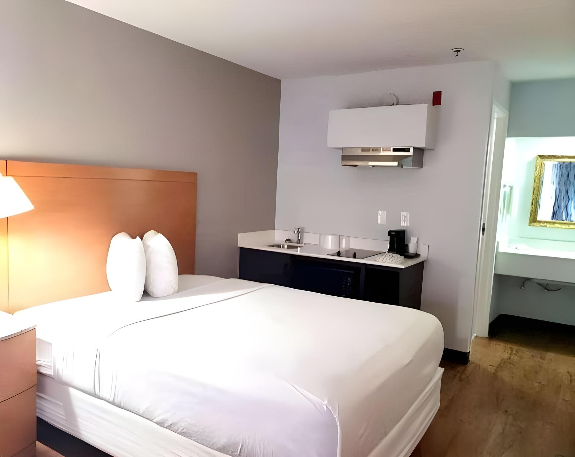 1 King Bed | Suite, Non-Smoking, Micfridge