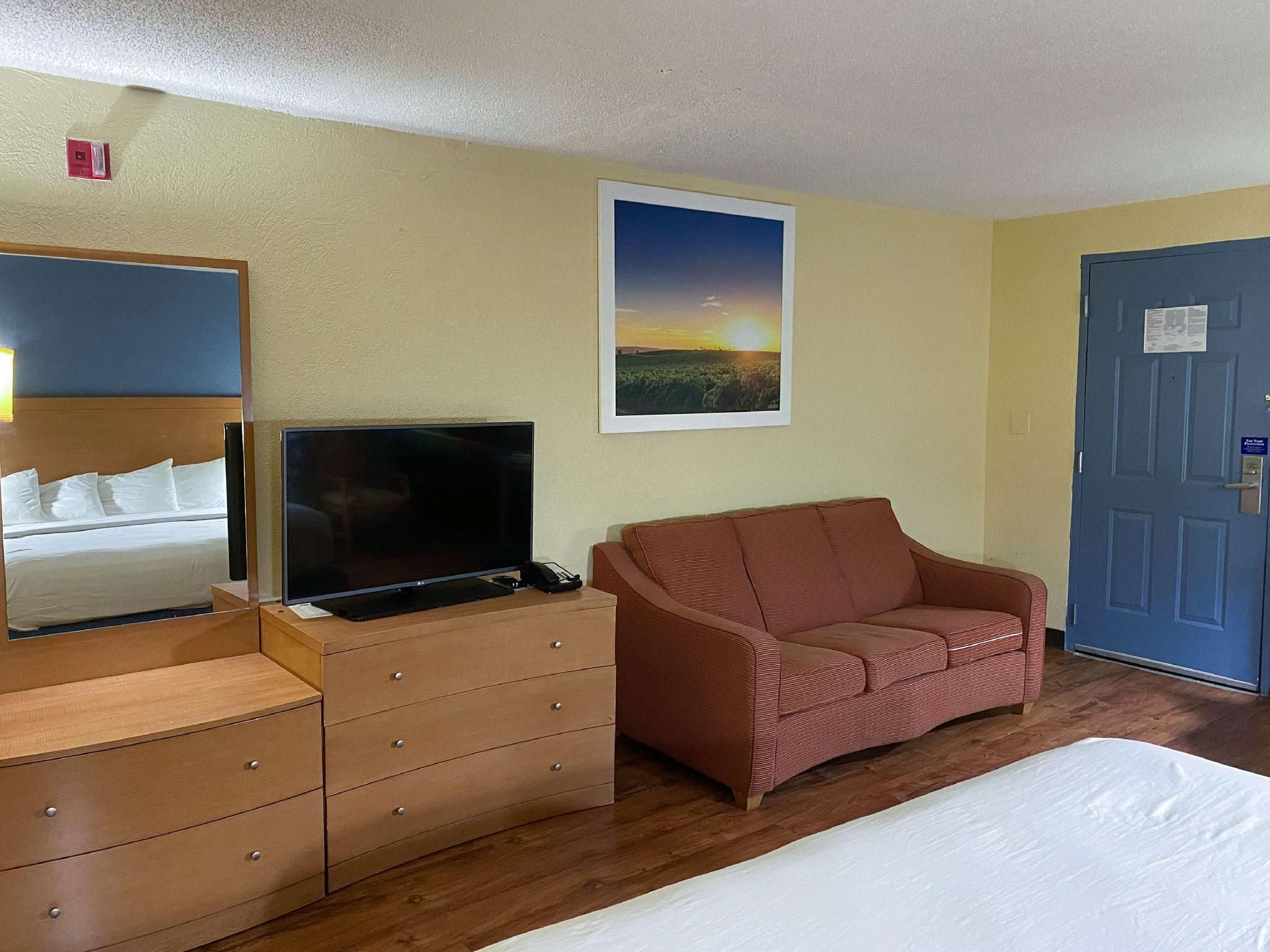 1 King Bed | Mob Acc RI Shwr Nsmk Micfridg