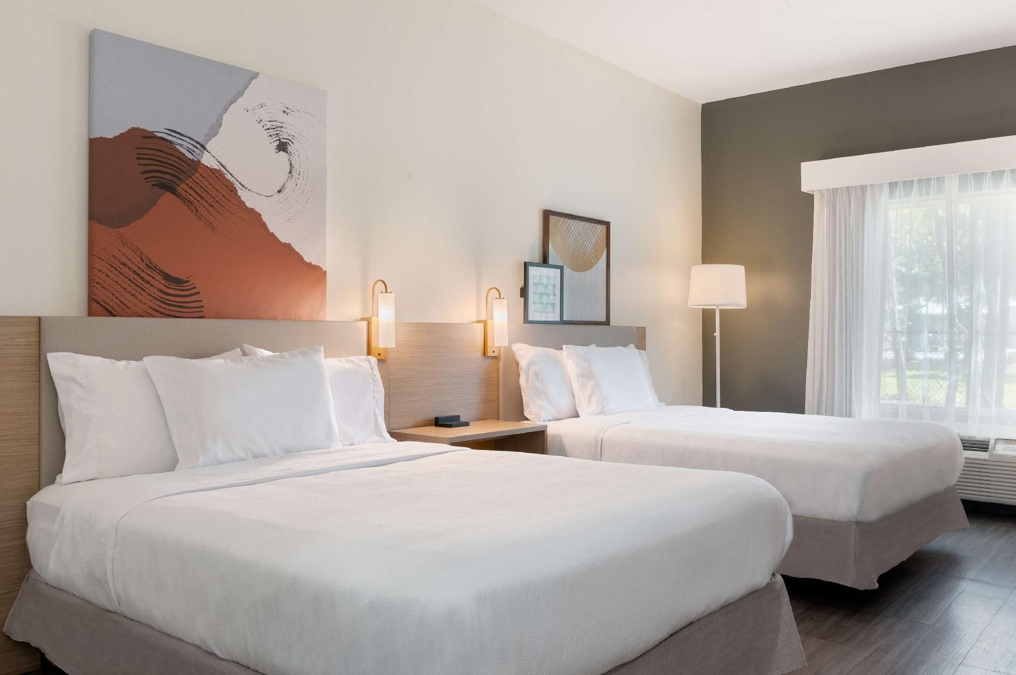 2 Queen Mobility/hearing Accessible Bathtub