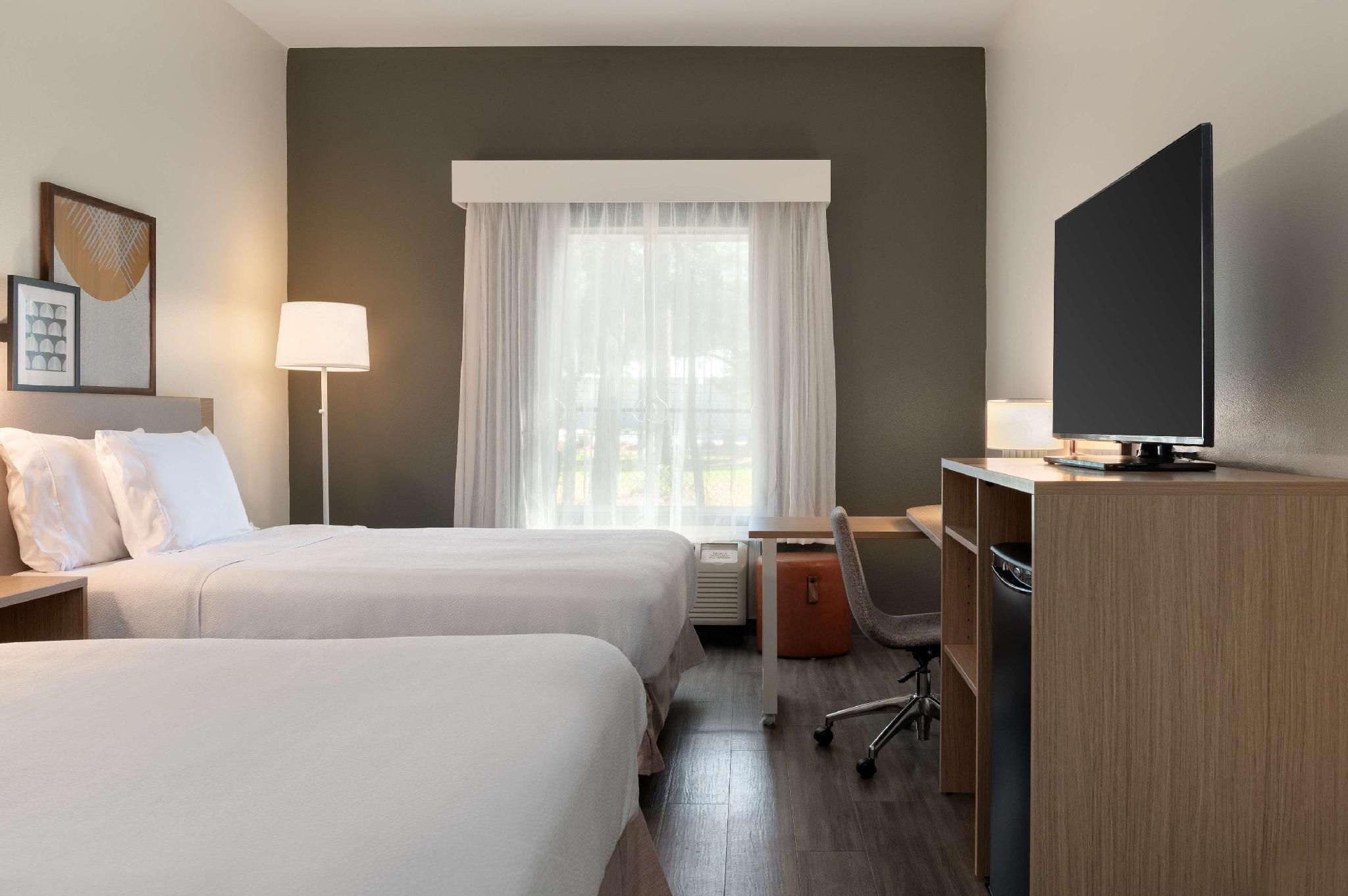 2 Queen Mobility/hearing Accessible Bathtub