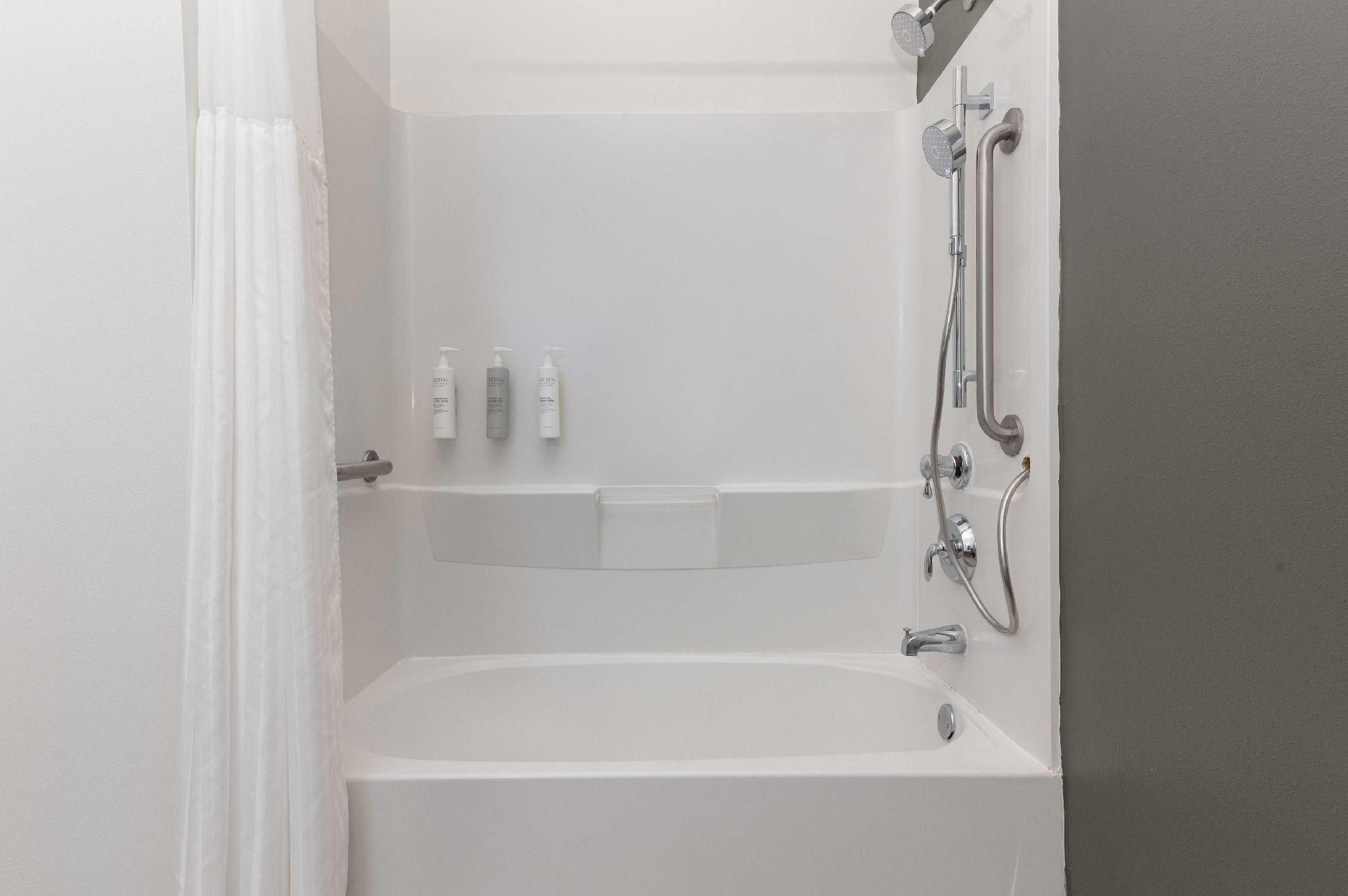 2 Queen Mobility/hearing Accessible Bathtub