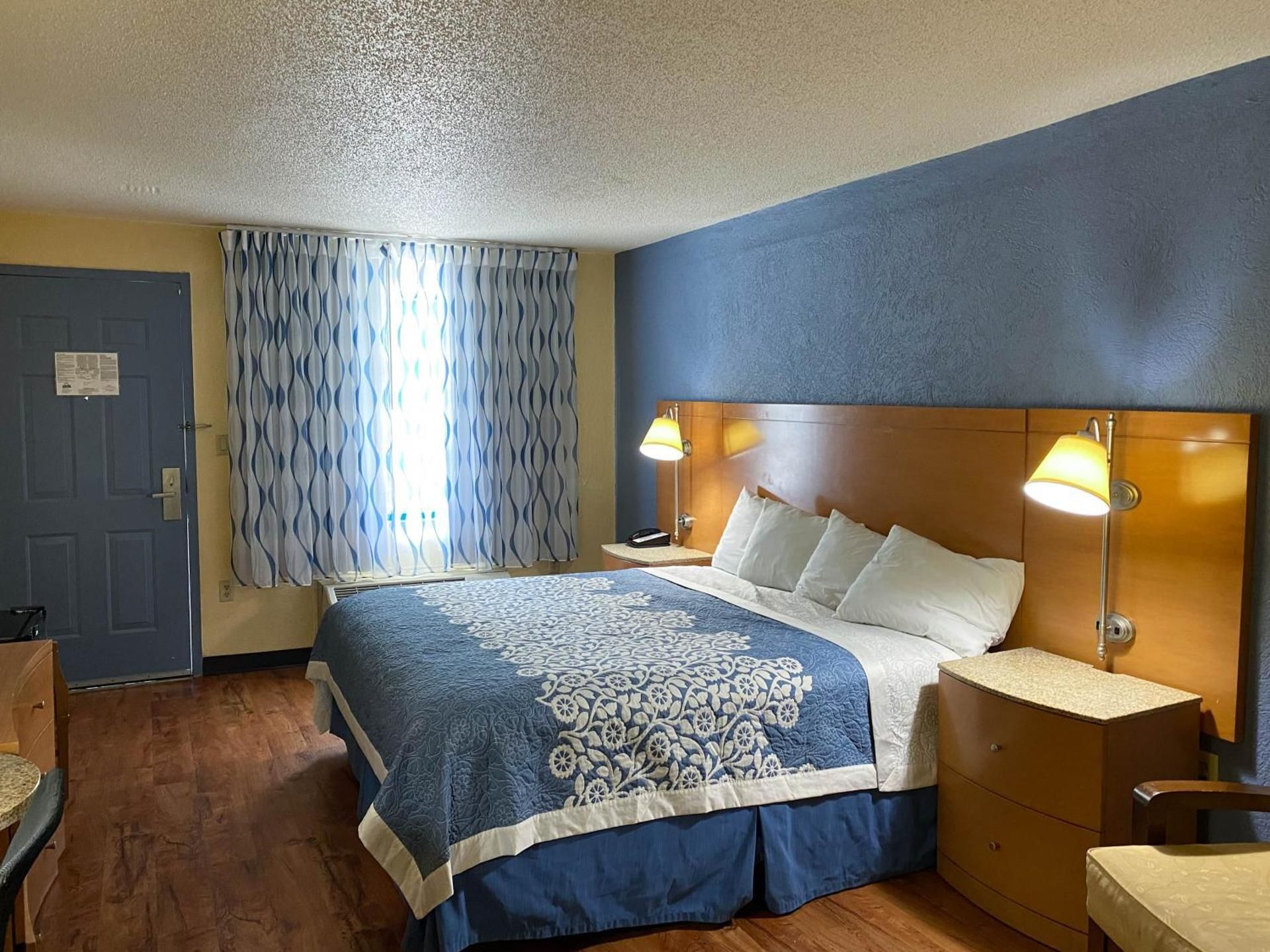1 King Bed | Mobility Accessible RI Shower Nsmk