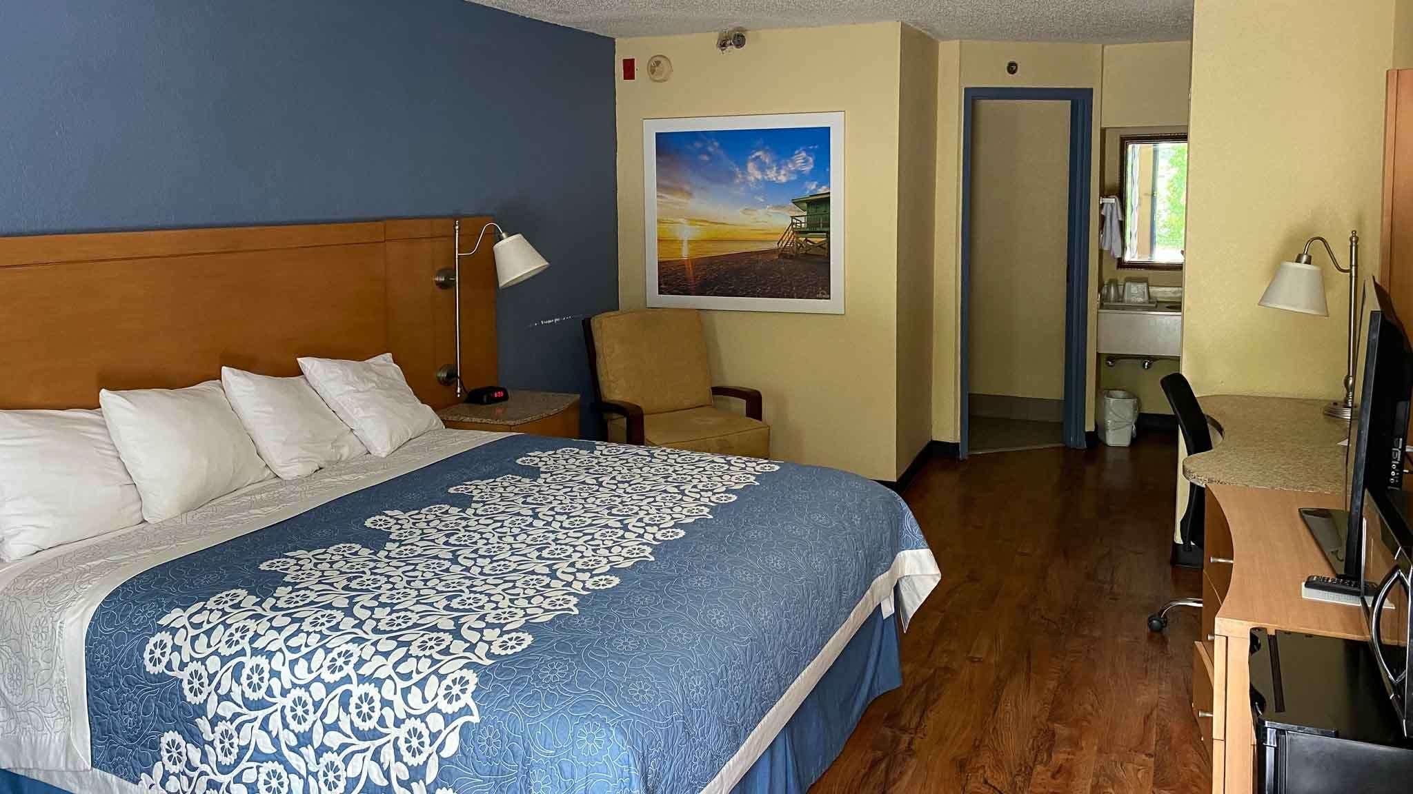 1 King Bed | Mobility Accessible RI Shower Nsmk