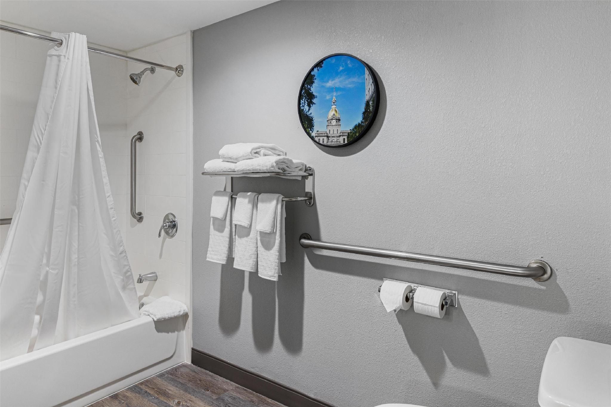 Accessible Suite - 2 Queen Bed, Mobility Accessible, Bathtub, Non-Smoking, Full Breakfast