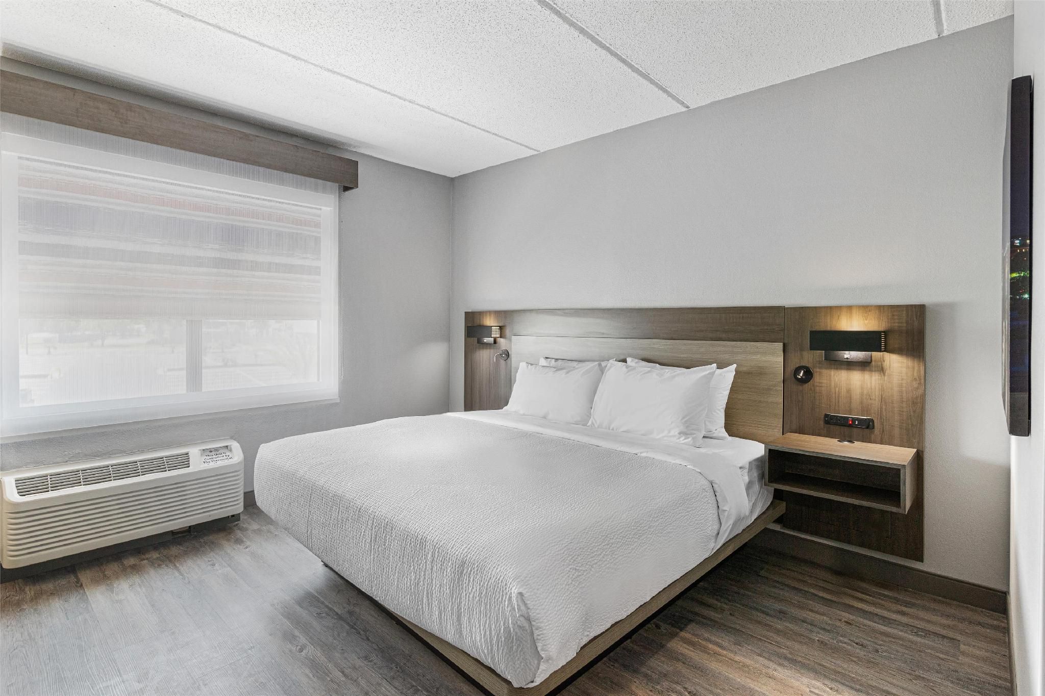 Accessible Suite - King Bed, Mobility Accessible, Non-Smoking, Full Breakfast