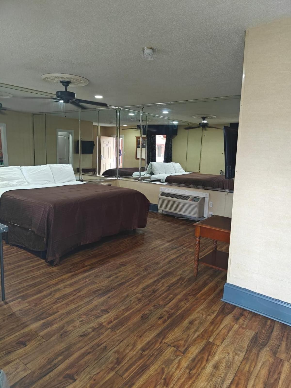 Deluxe Inn - Savannah Deluxe King Room