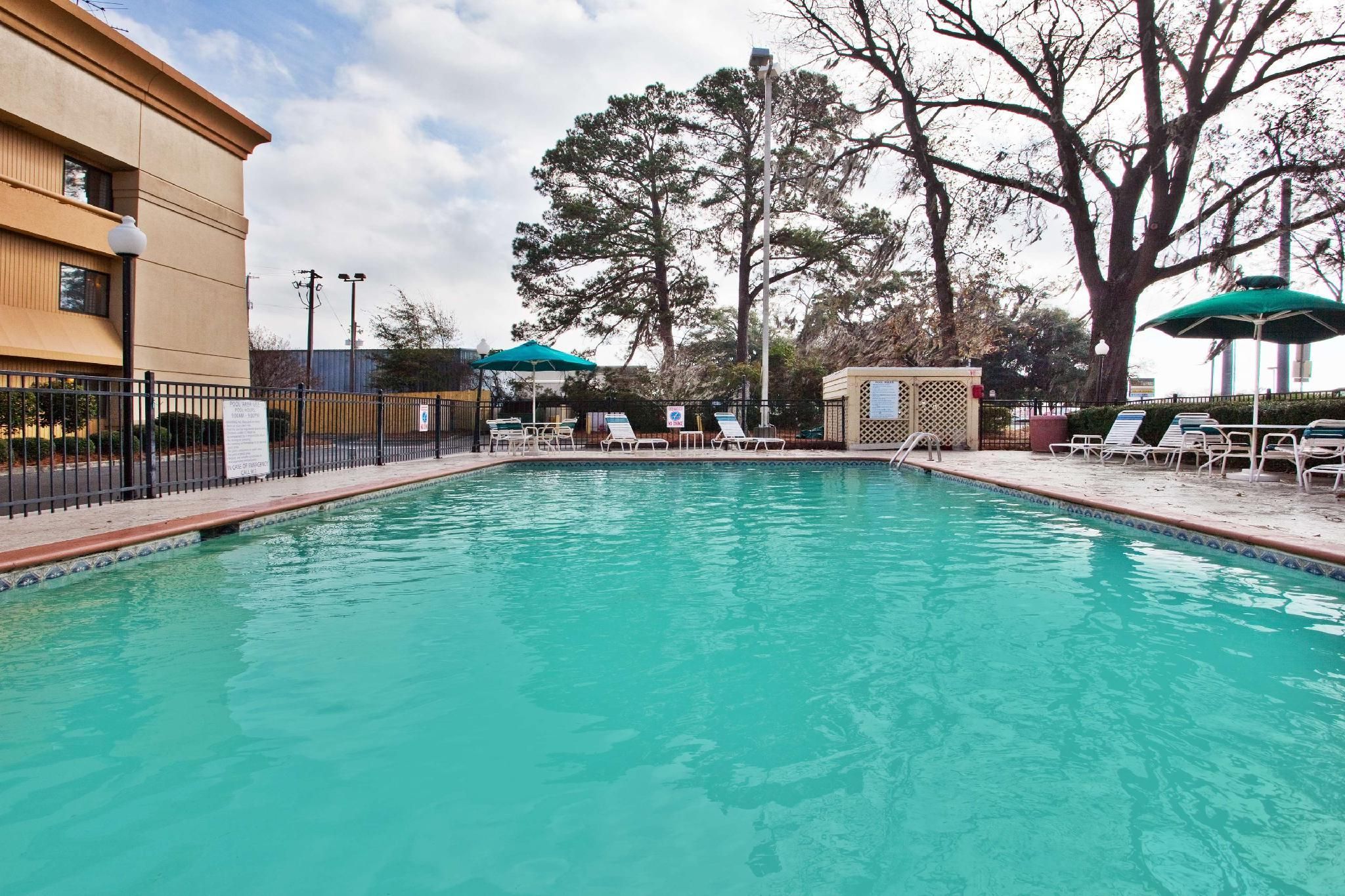 swimming pool [outdoor]