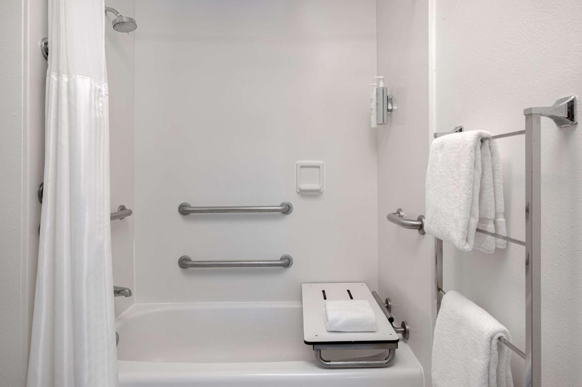 Queen Room with Accessible Tub