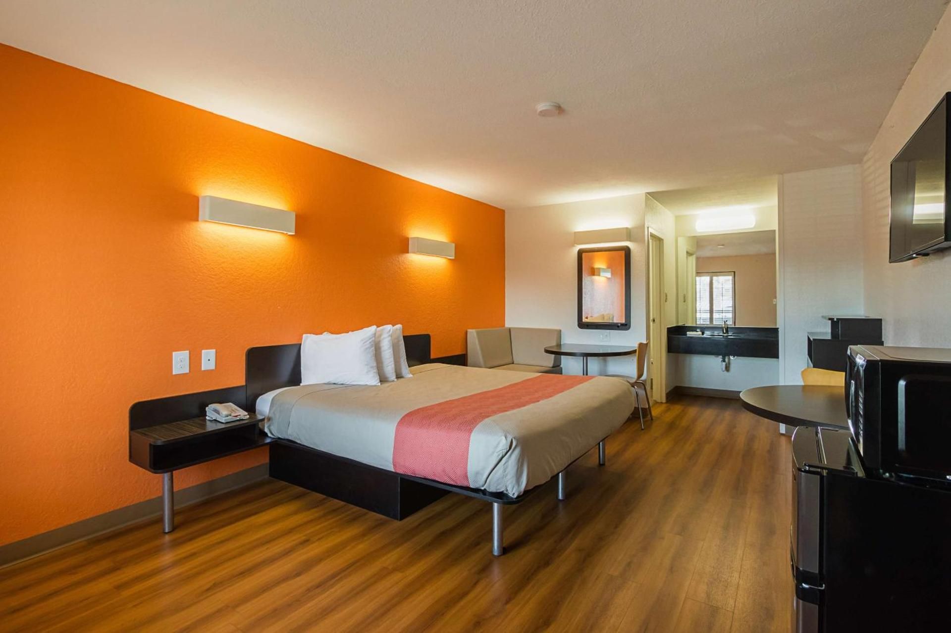 1 King Bed