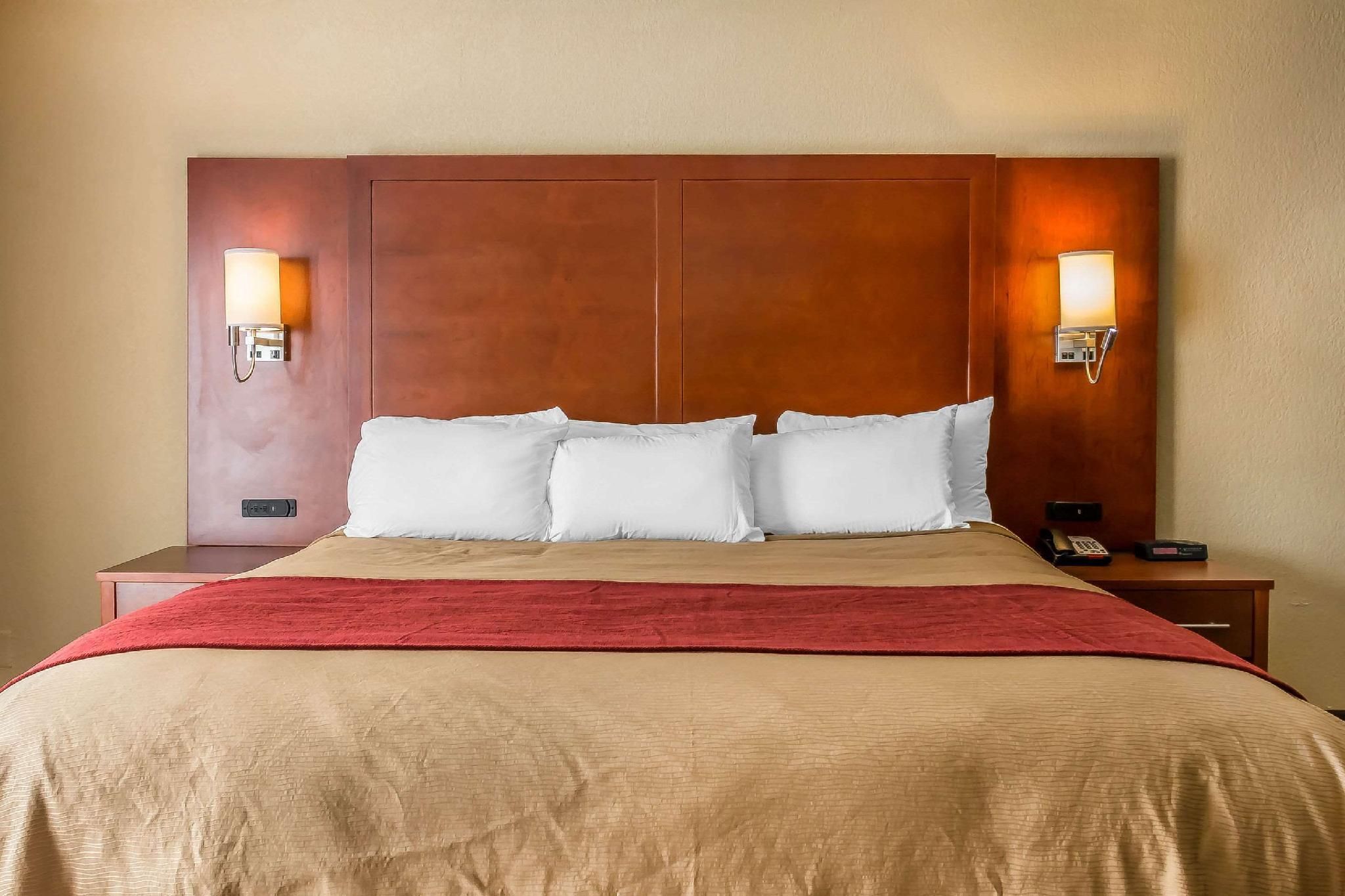 1 King Bed Suite - Non-Smoking