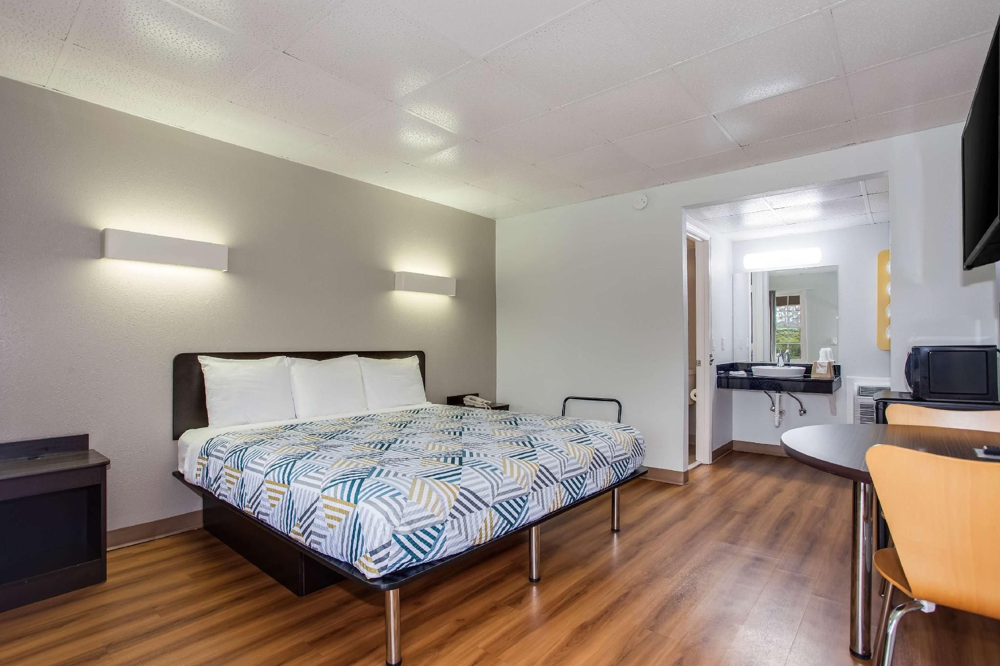 1 King Bed | Non-Smoking
