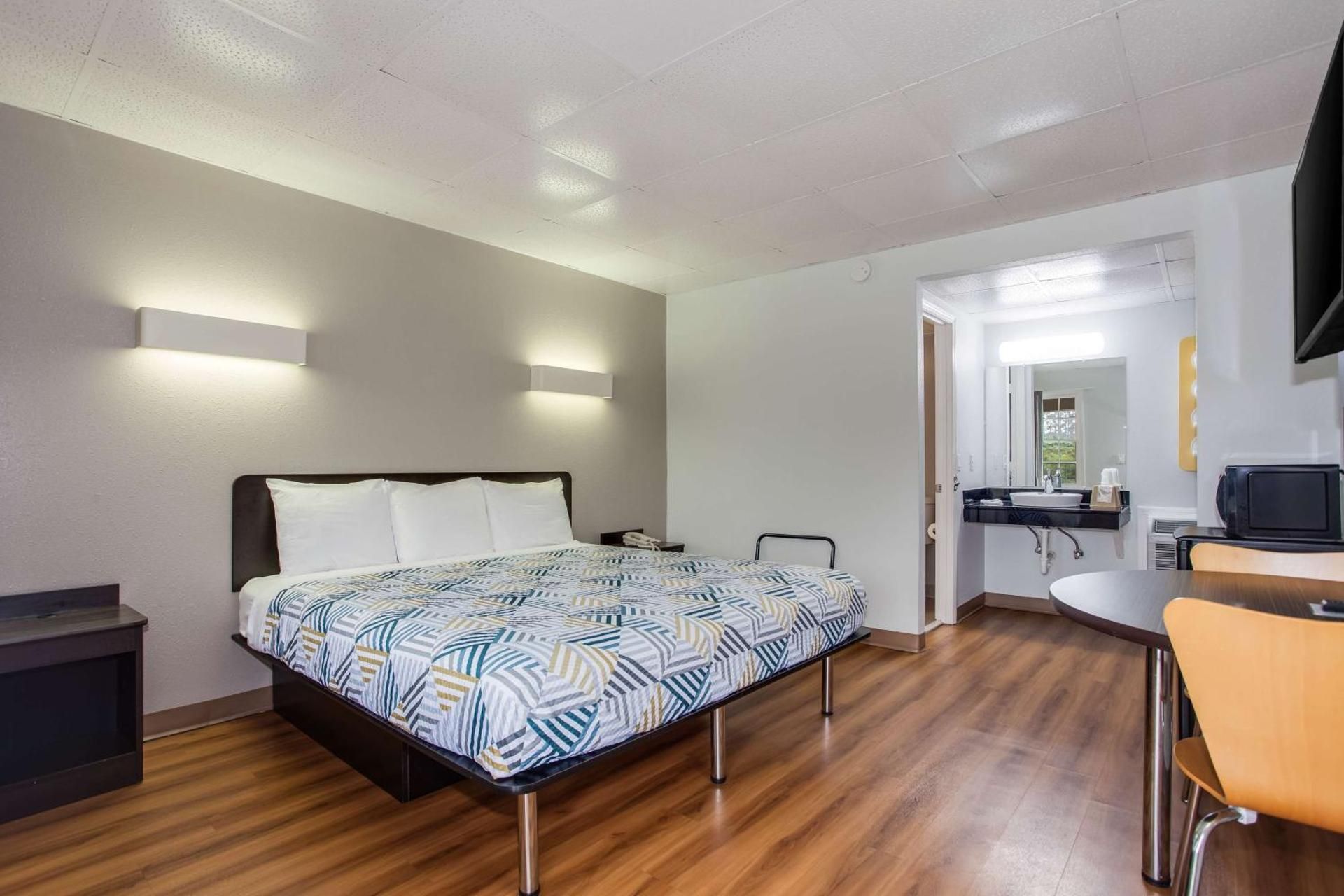 Deluxe King Room - Non-Smoking