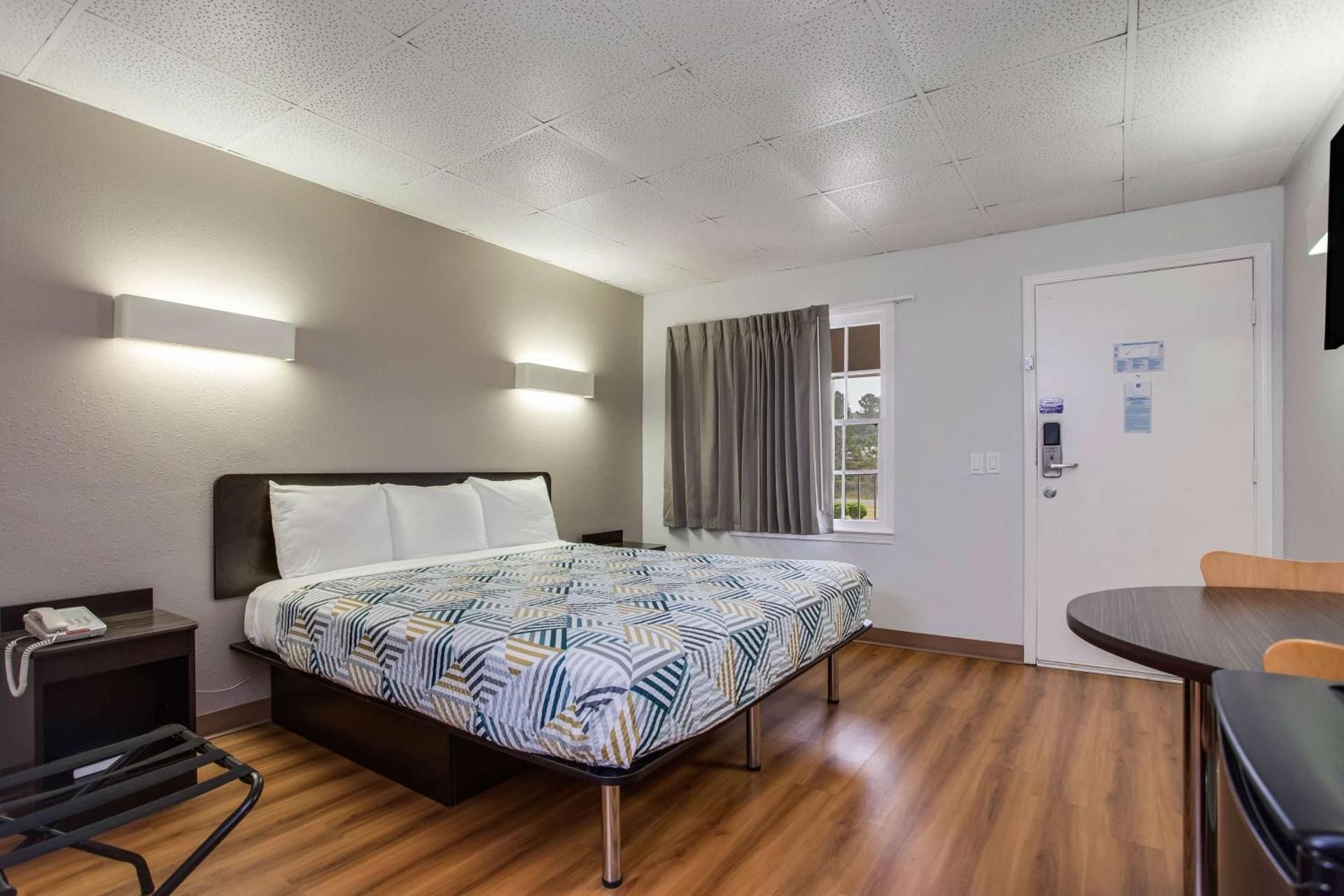 Deluxe King Room - Non-Smoking