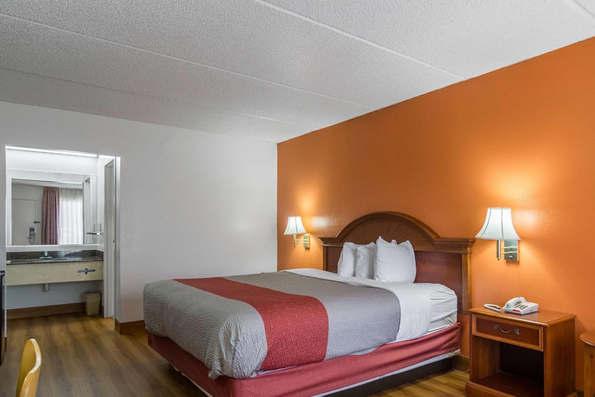 Motel 6 Waycross, GA King Room - Non-Smoking 2