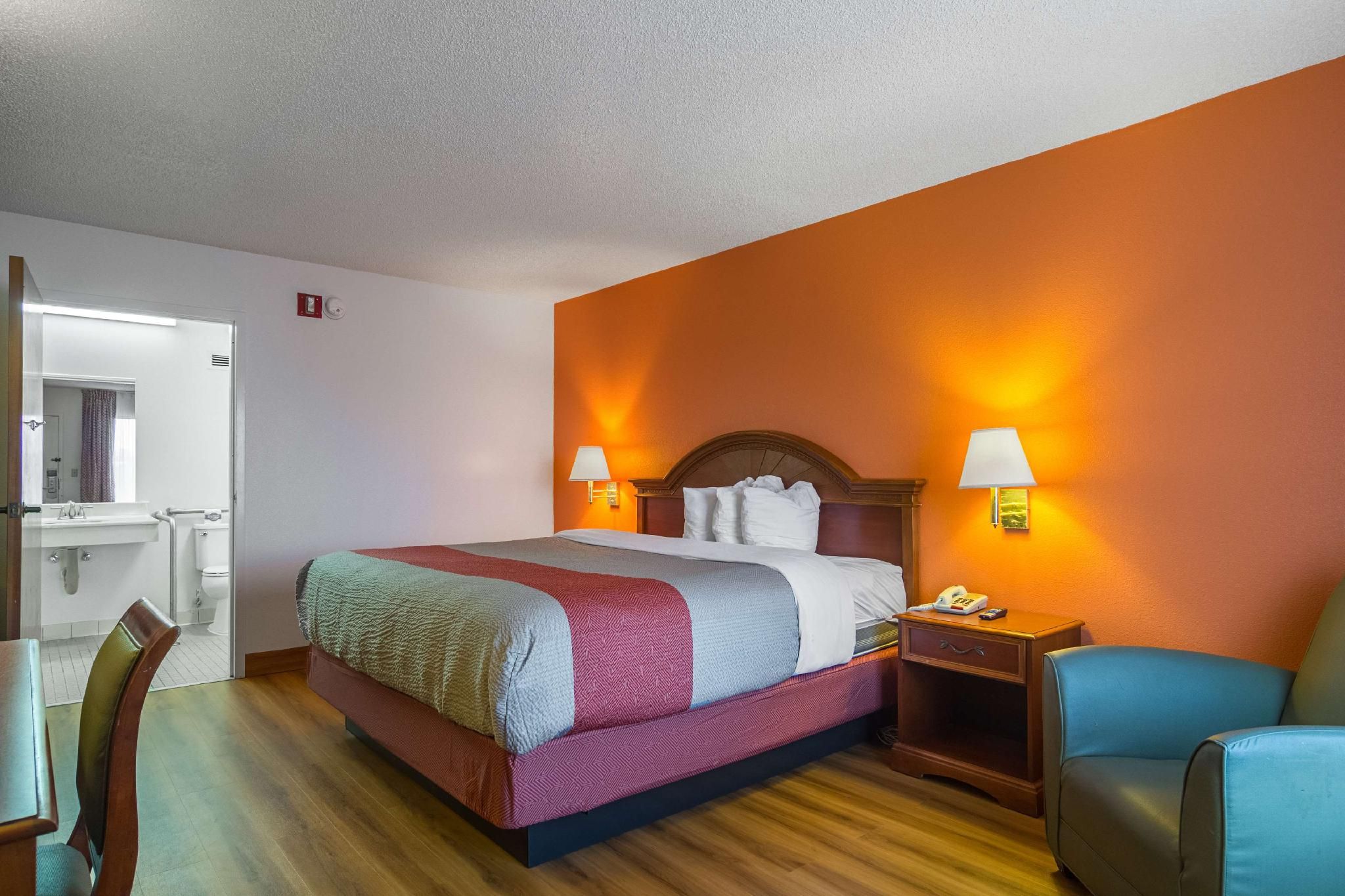 1 KING BED | MOBILITY ACCESS RI SHWR NSMK