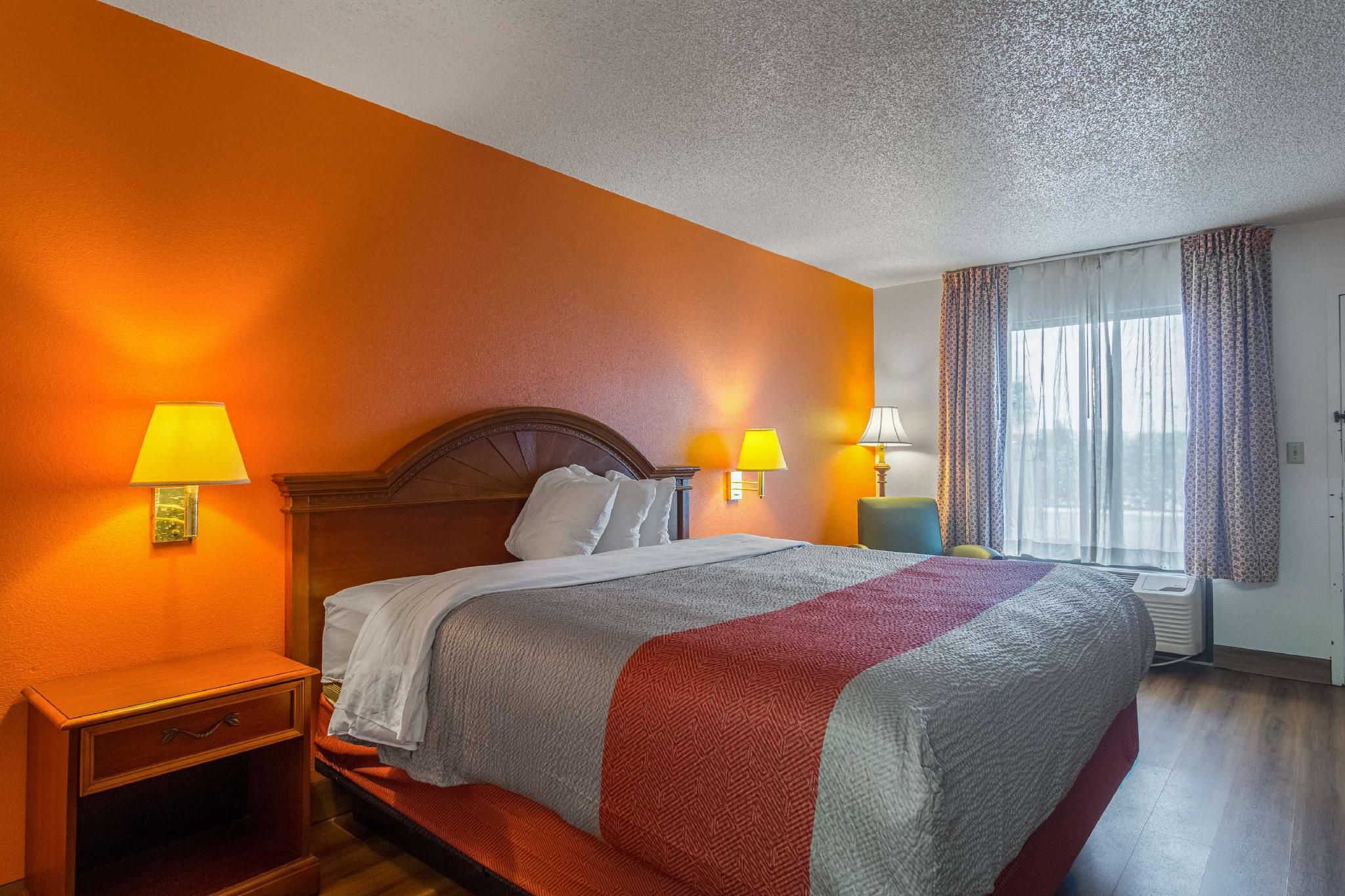 Motel 6 Waycross, GA 1 KING BED | SMOKING