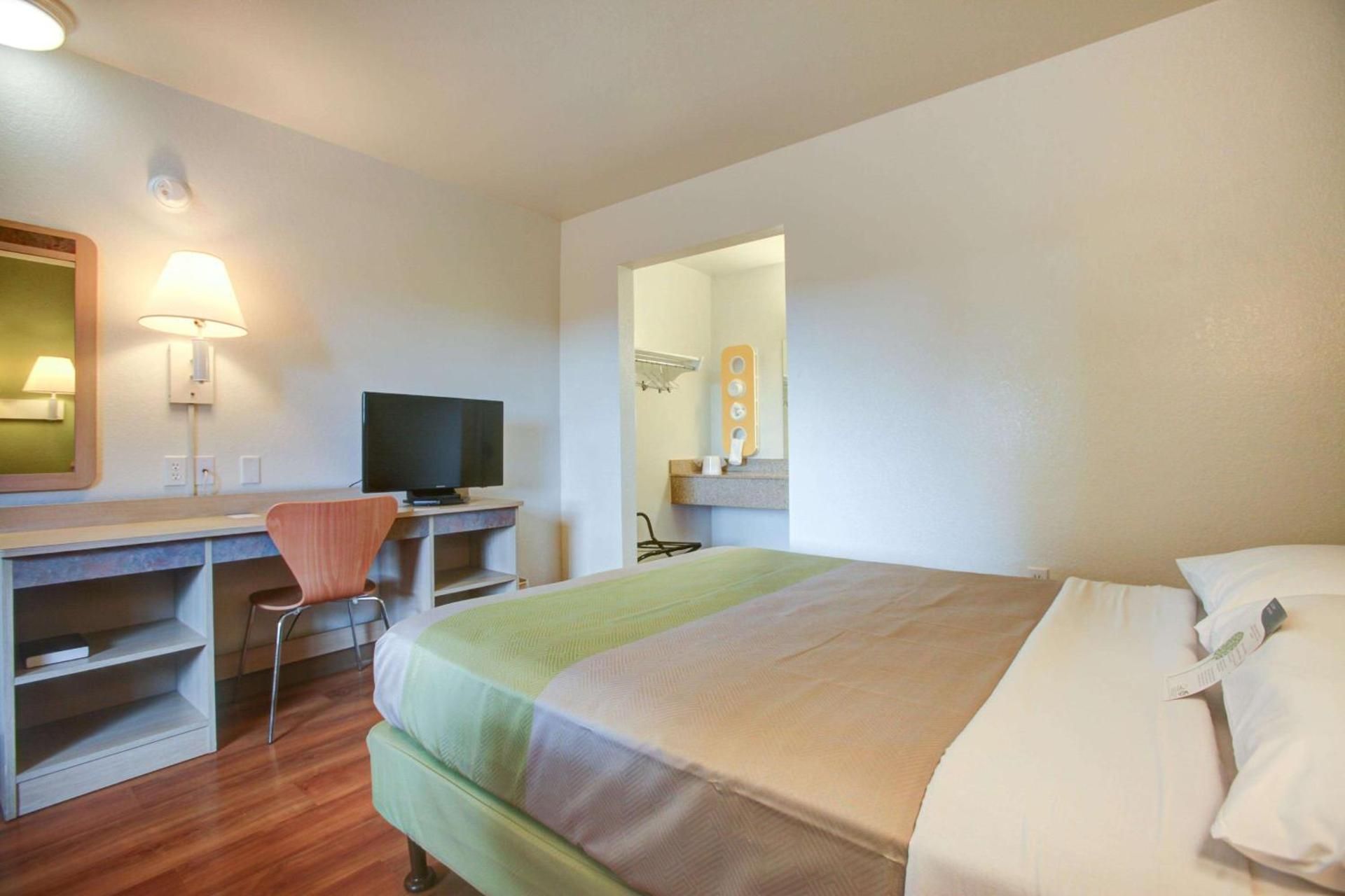 Deluxe Queen Suite