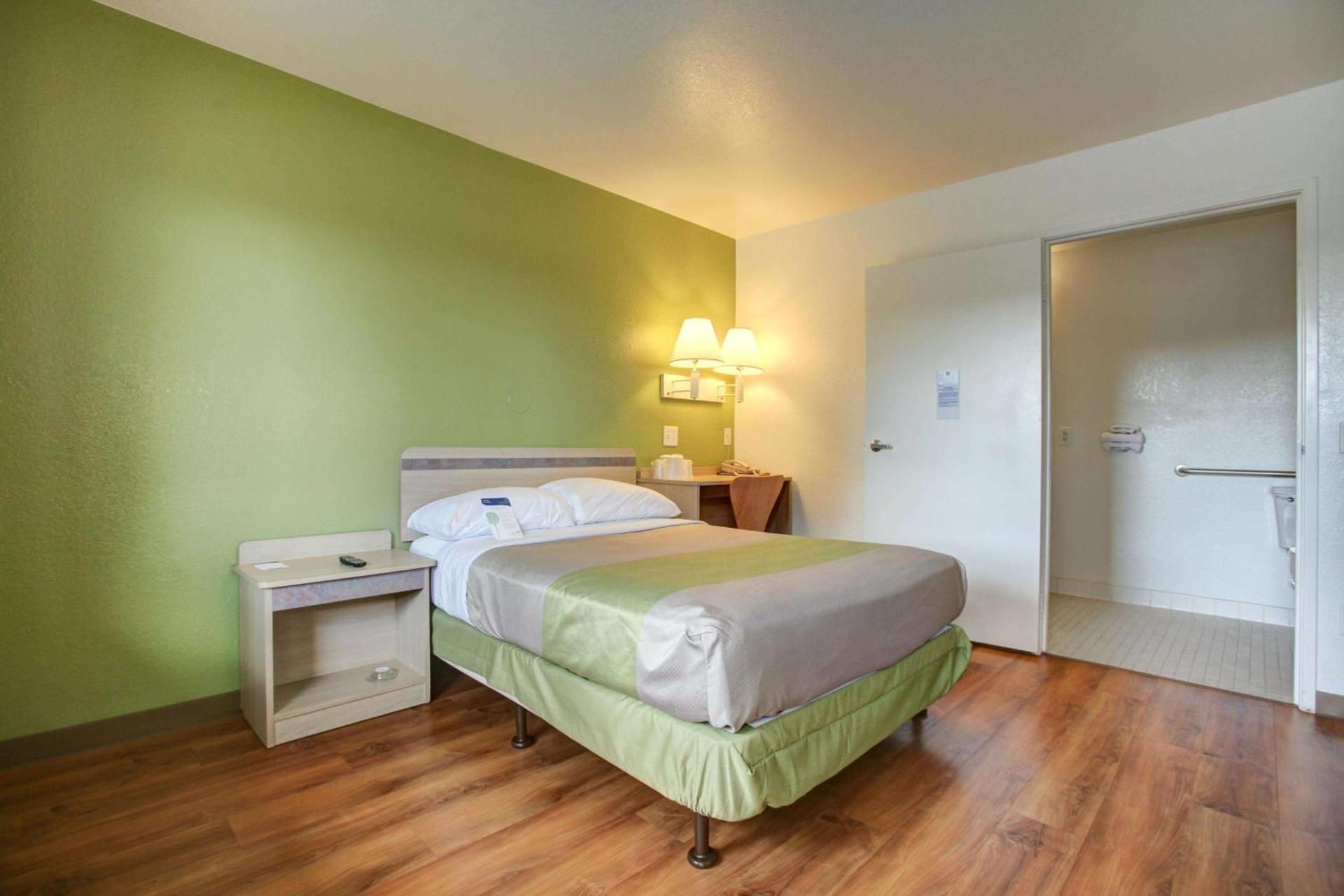 Deluxe Queen Suite