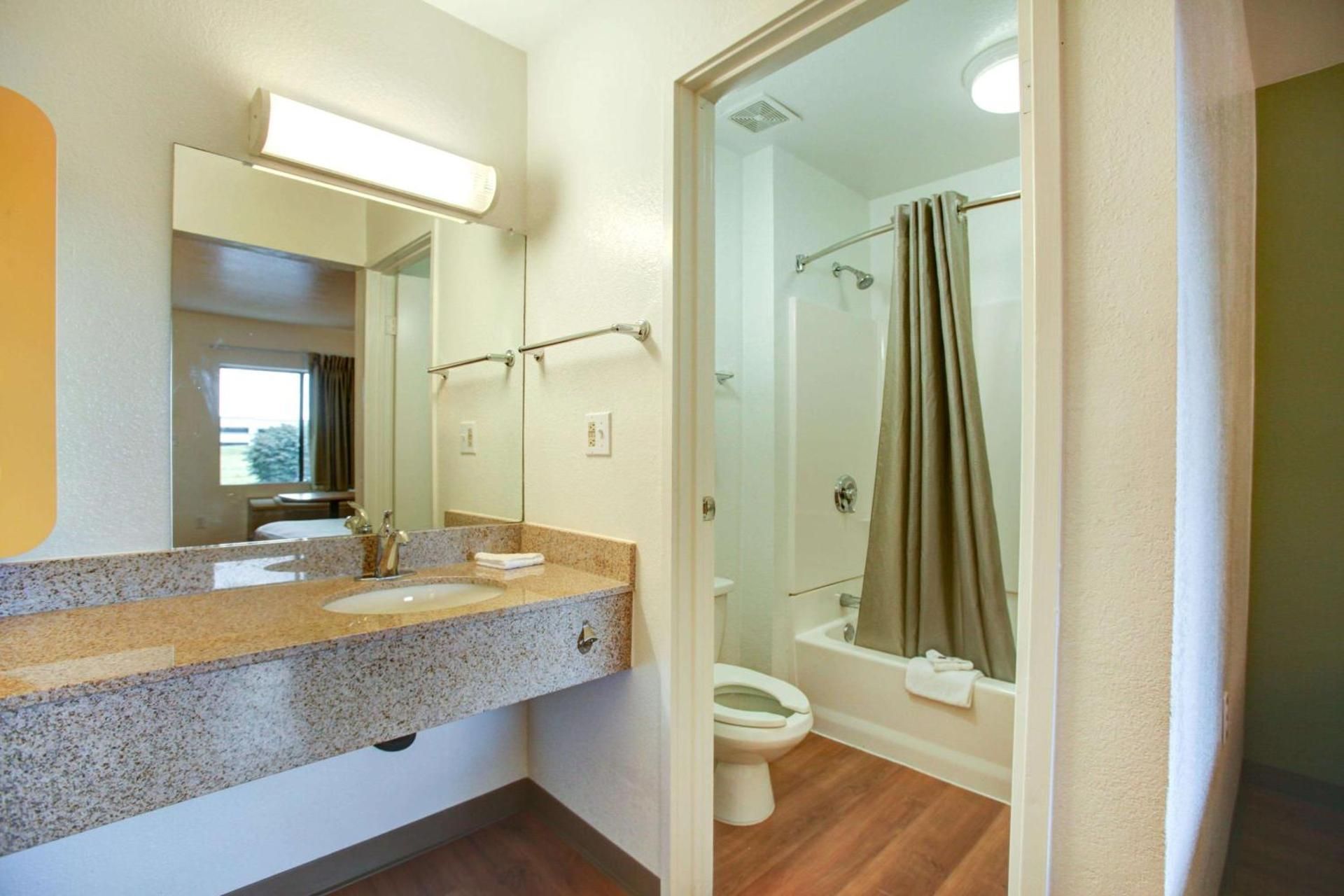 King Room - Non-Smoking