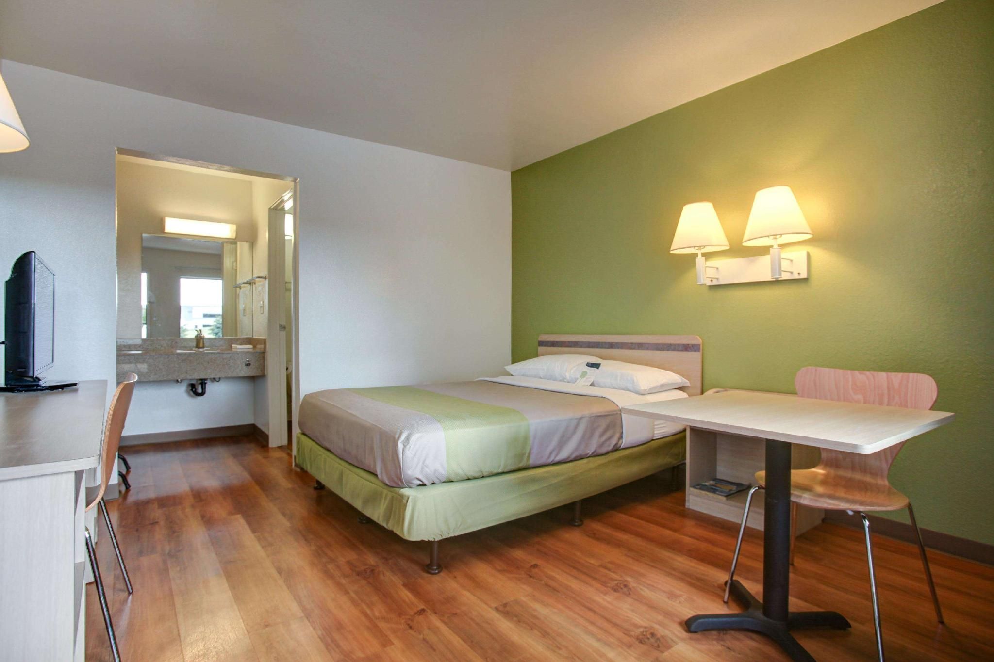 1 Queen Bed | ADA/Tub