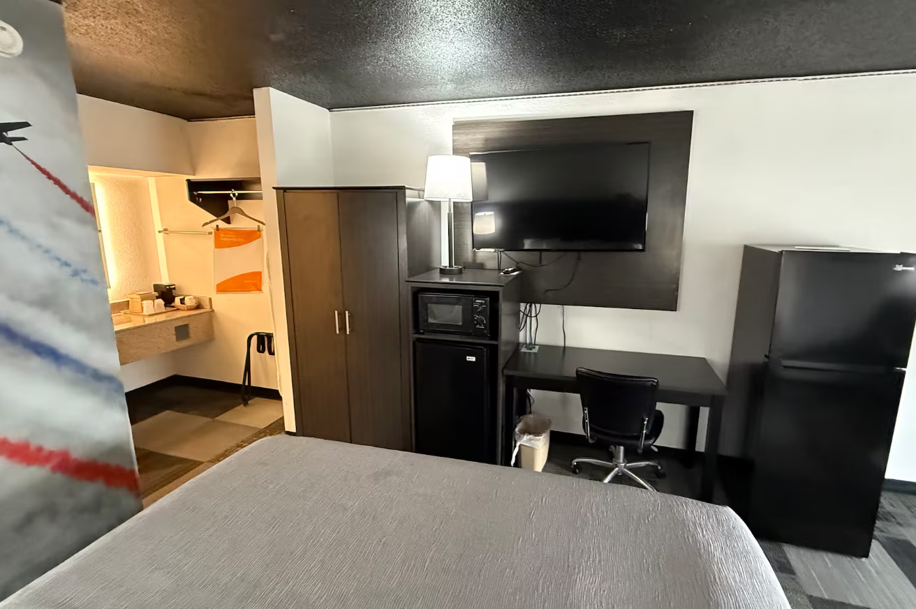 1 King Bed, Non-Smoking