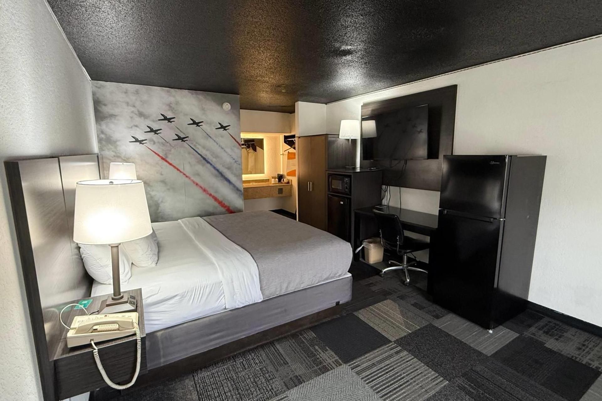 Eglin Extended Stay Hotel, a Howard Johnson by Wyndham 1 Double Bed, Mobility Accessible Room, Roll-In Shower, Non-Smoking